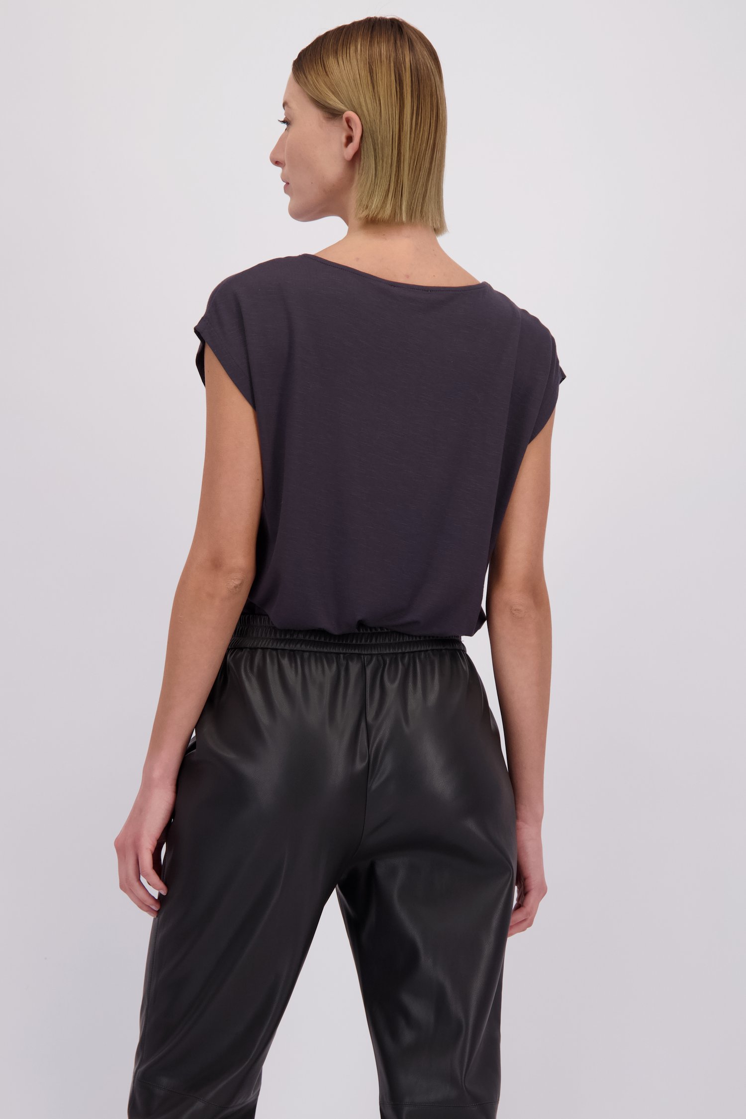 Le dos de  T-shirt anthracite de D'Auvry pour Femmes