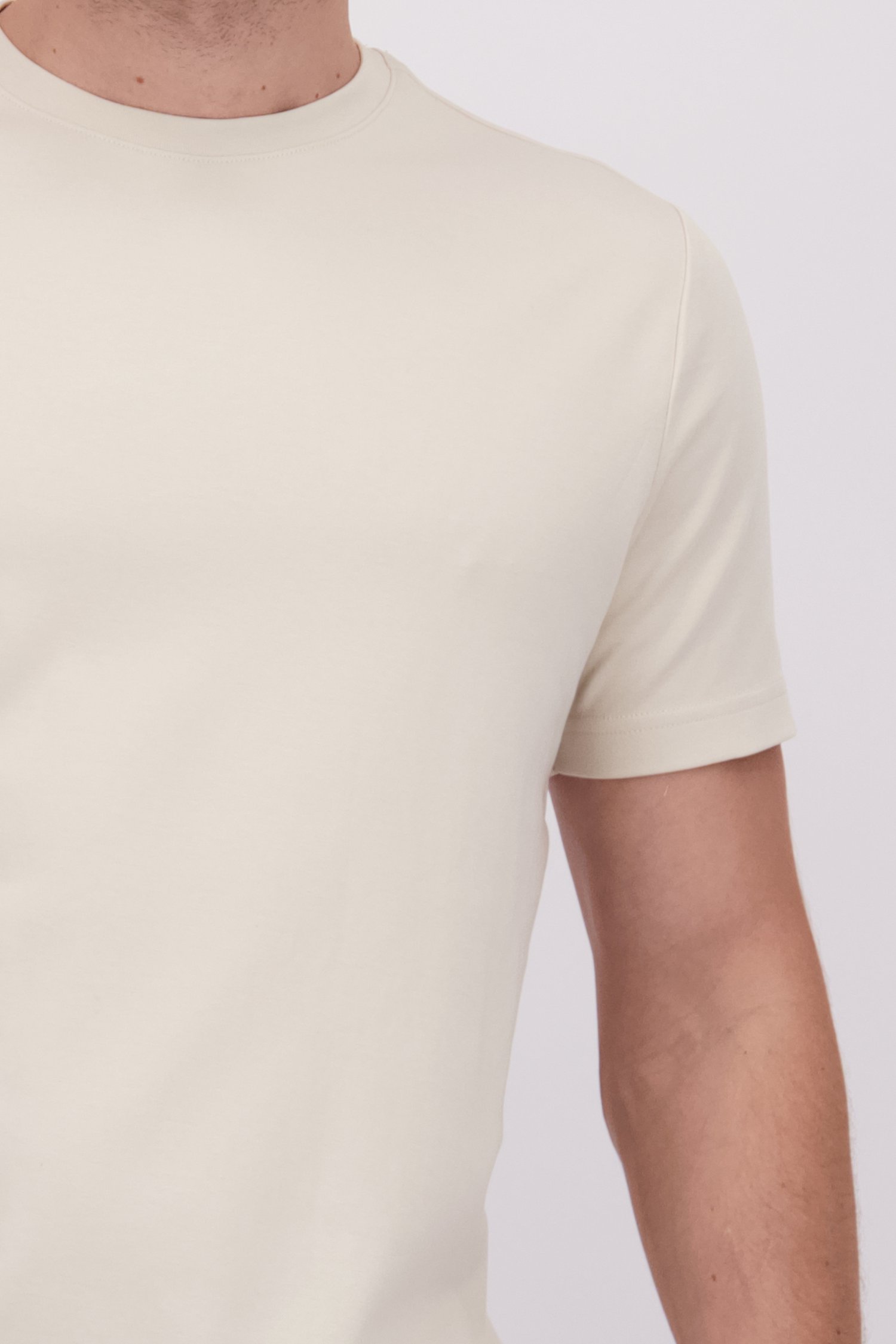 Détail de T-shirt beige clair à col rond de Upper East pour Hommes