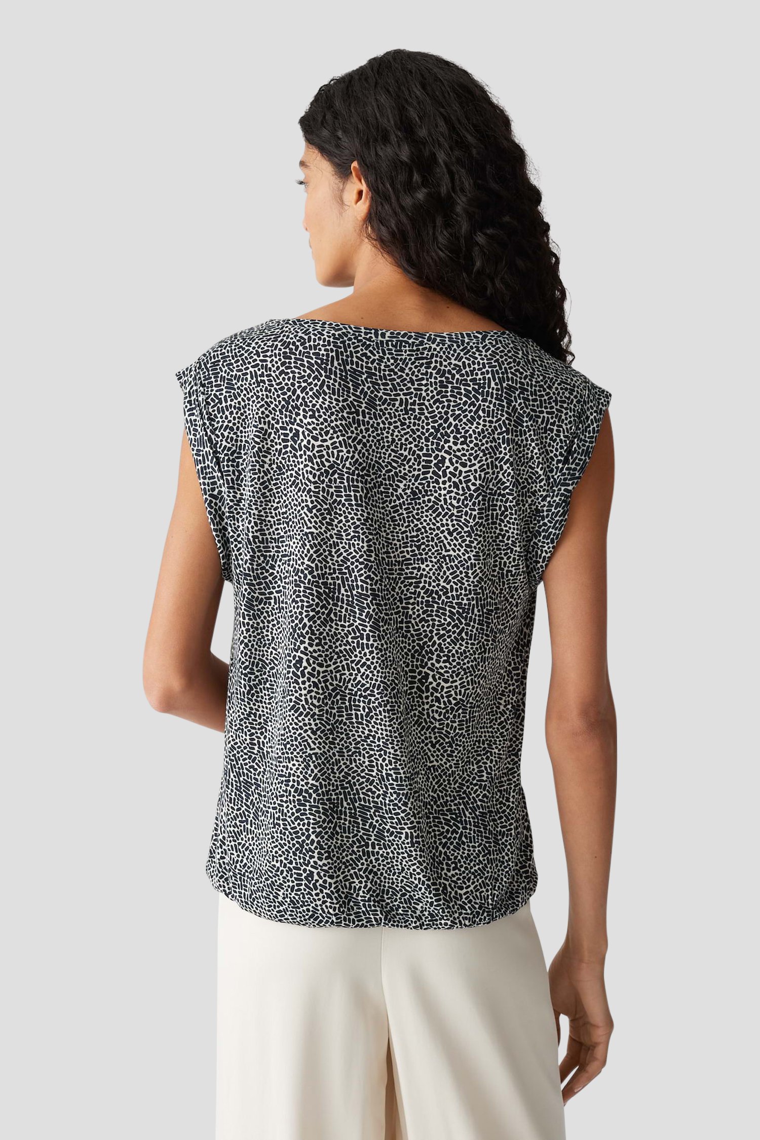 T-shirt beige clair avec imprimé bleu marine de Opus pour Femmes