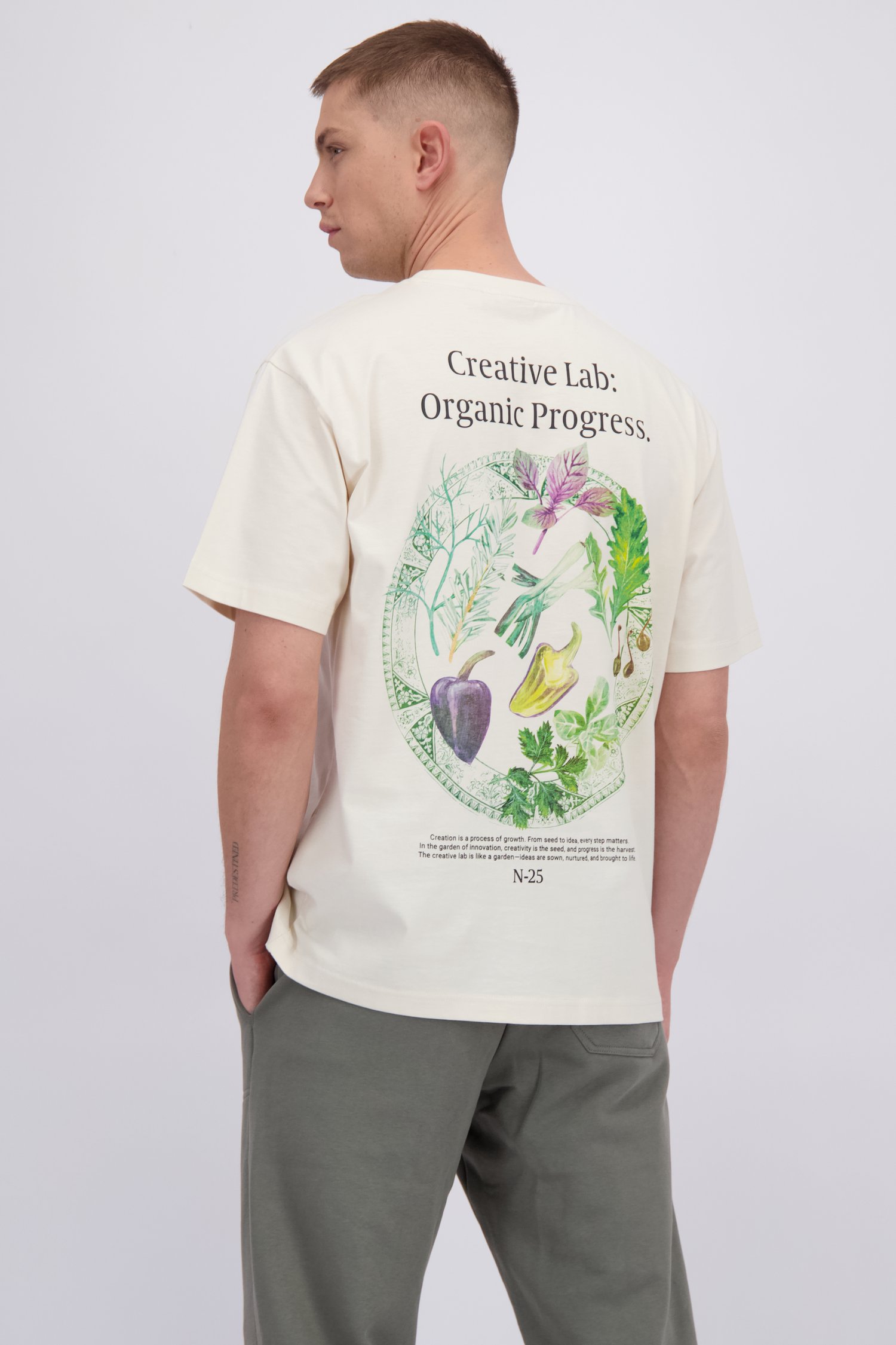 Le dos de T-shirt blanc à col rond et imprimé organique de Only & Sons pour Hommes