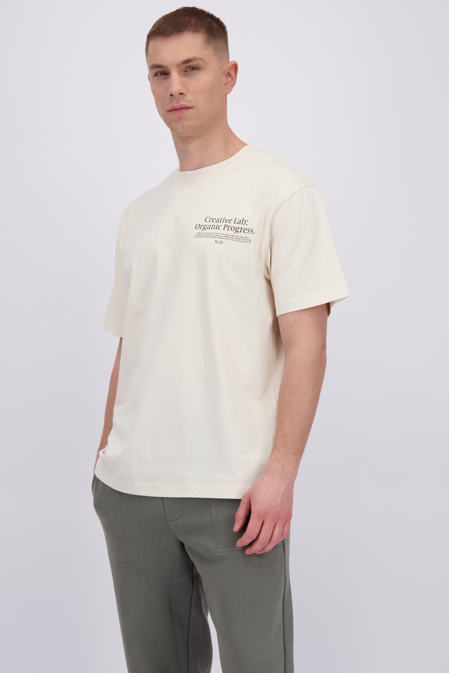 Le devant de T-shirt blanc à col rond et imprimé organique de Only & Sons pour Hommes