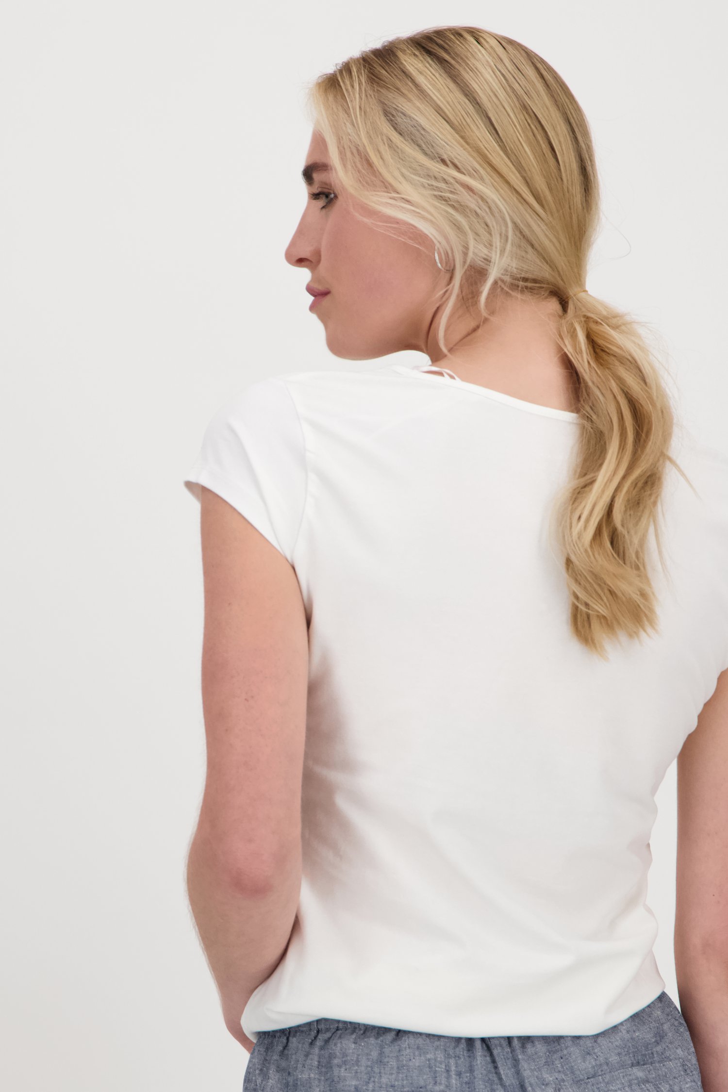 T-shirt blanc simple avec col en V de Liberty Island pour Femmes