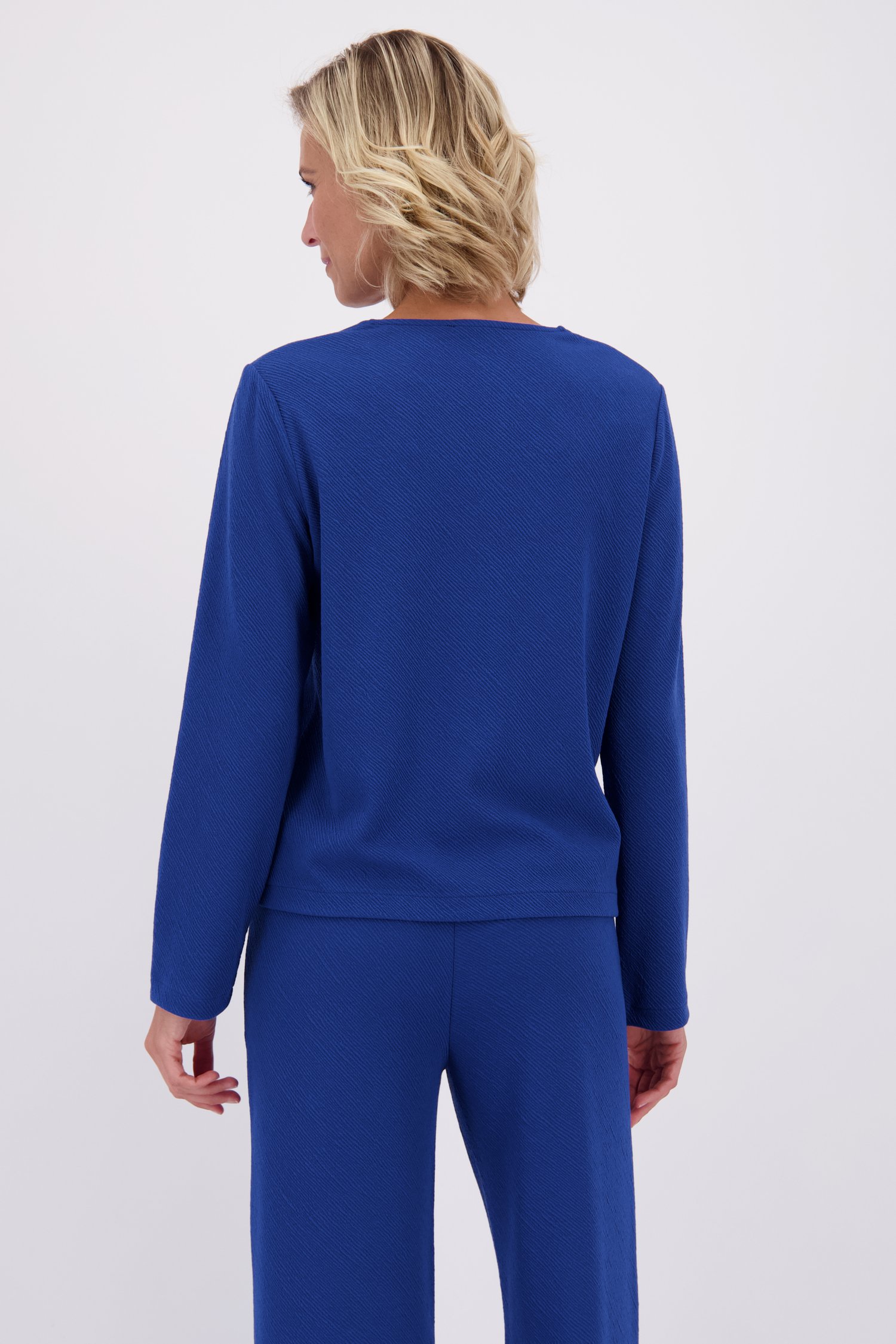 Le dos de T-shirt bleu à manches longues de Claude Arielle pour Femmes