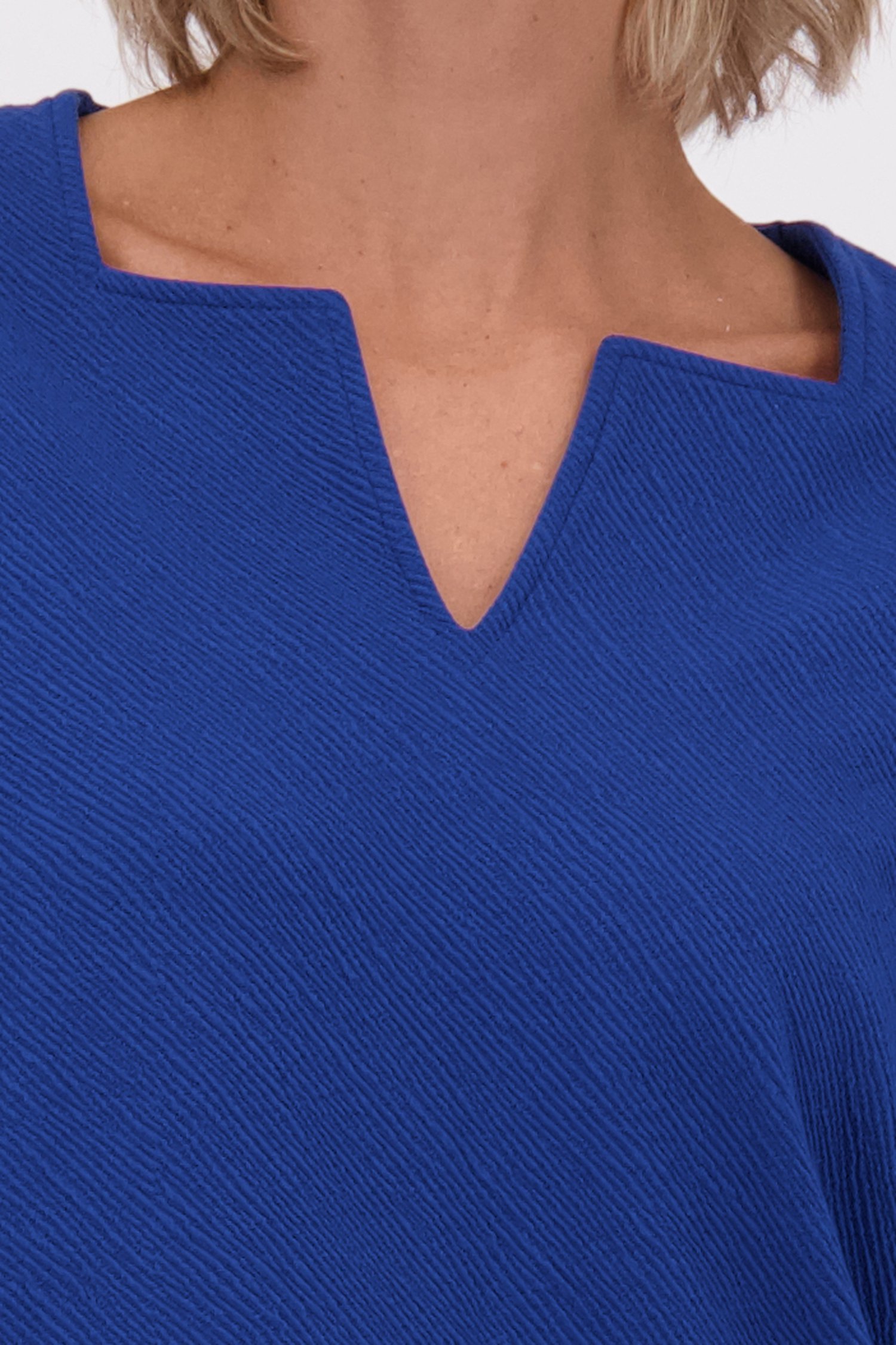 Détail de T-shirt bleu à manches longues de Claude Arielle pour Femmes