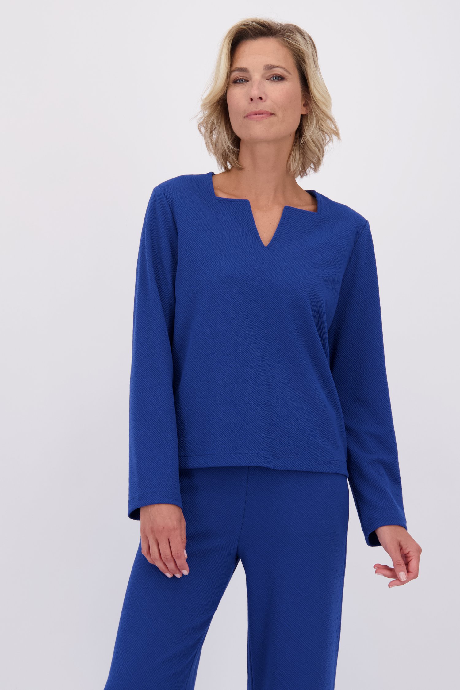 Le devant de T-shirt bleu à manches longues de Claude Arielle pour Femmes