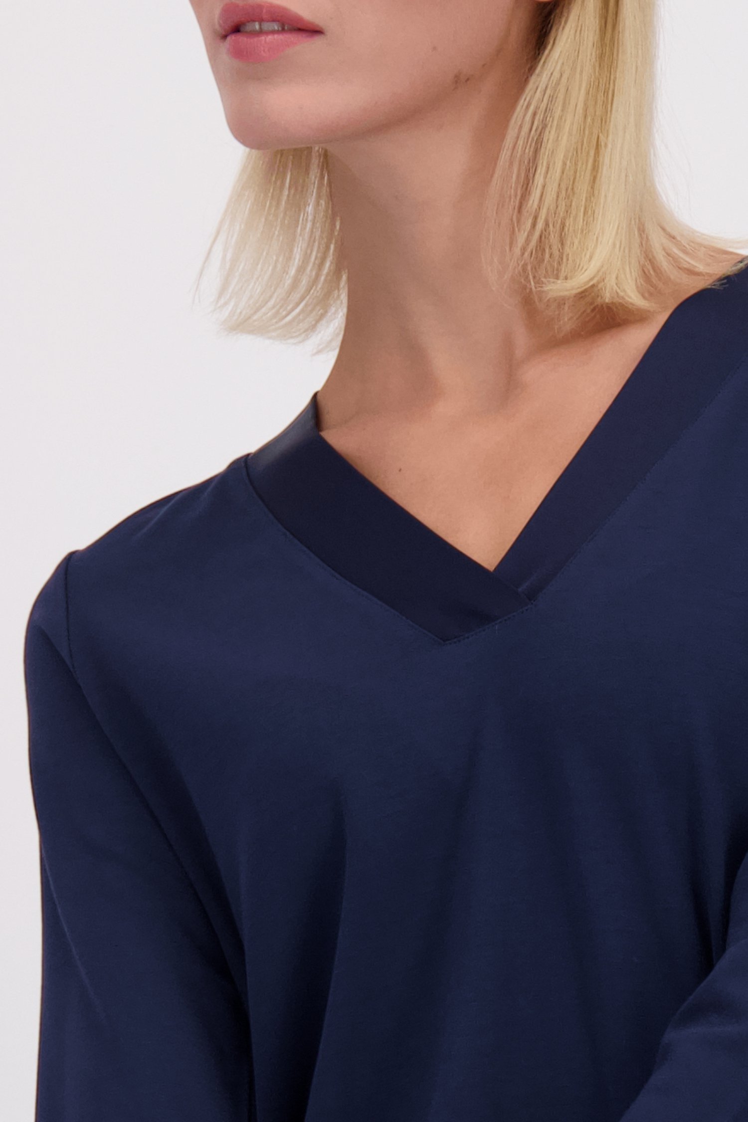 Détail de T-shirt bleu à manches longues de D'Auvry pour Femmes