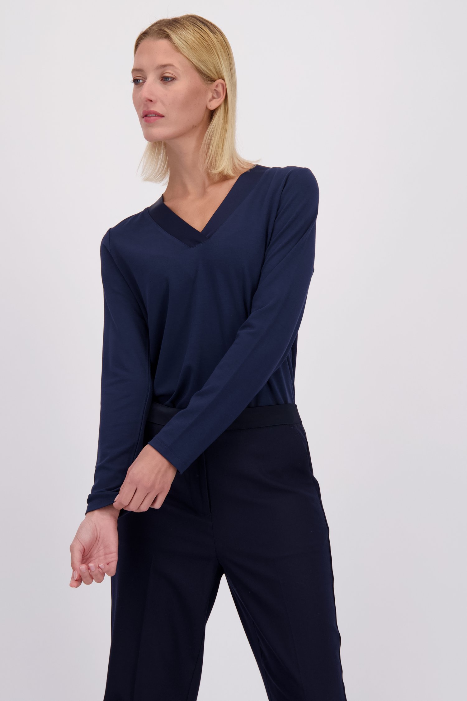 Le devant de T-shirt bleu à manches longues de D'Auvry pour Femmes