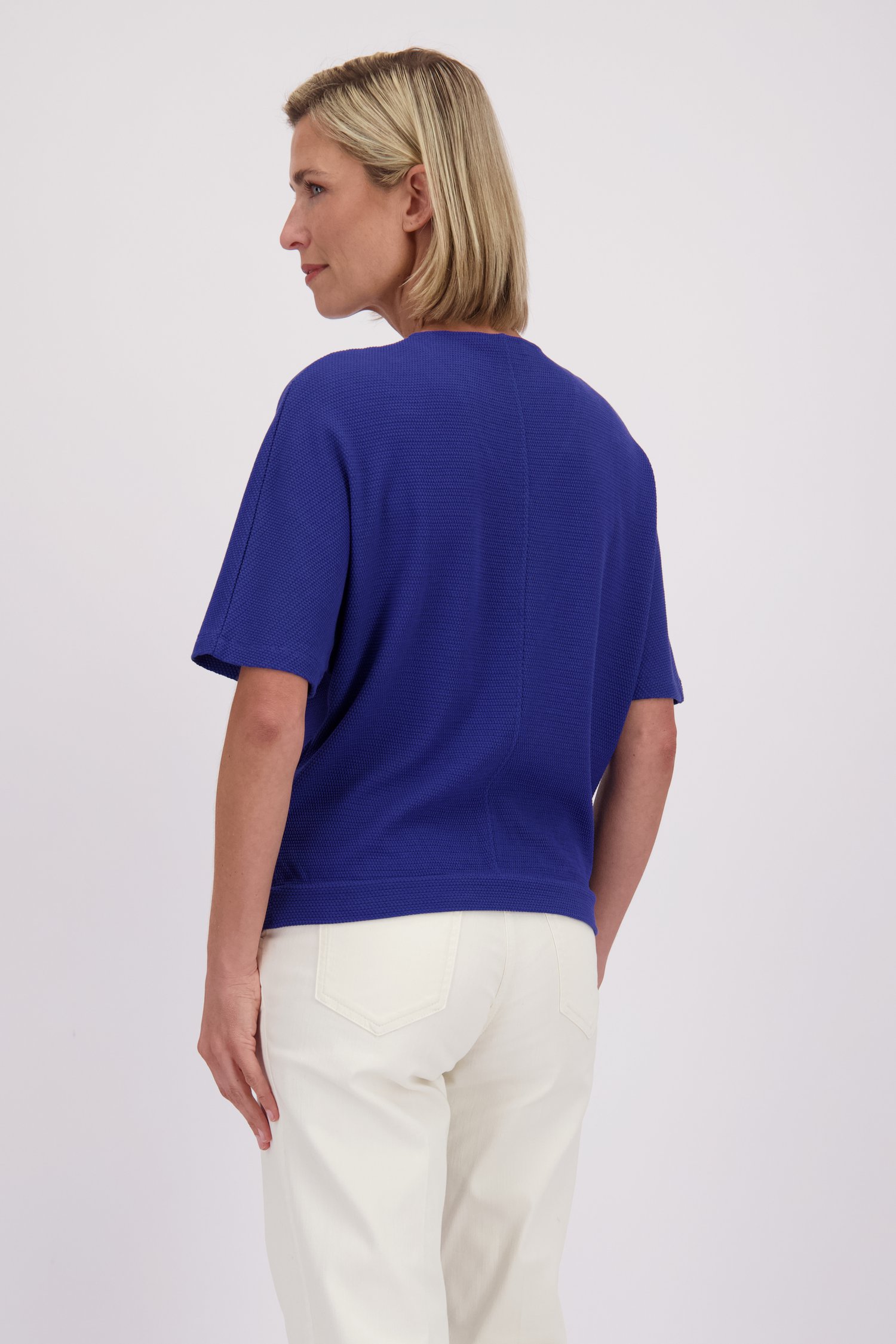 Le dos de T-shirt bleu à texture de Claude Arielle pour Femmes