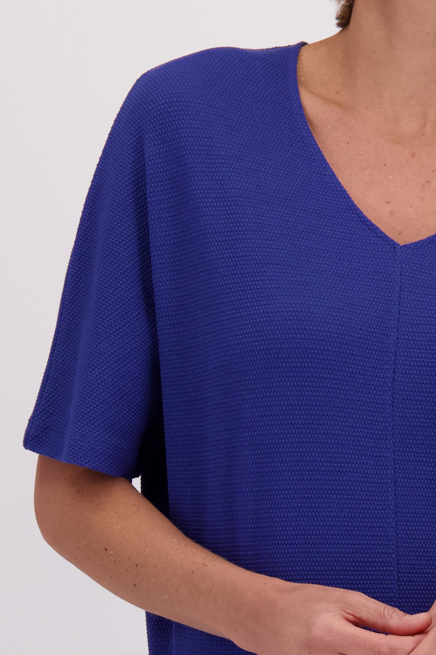 Détail de T-shirt bleu à texture de Claude Arielle pour Femmes