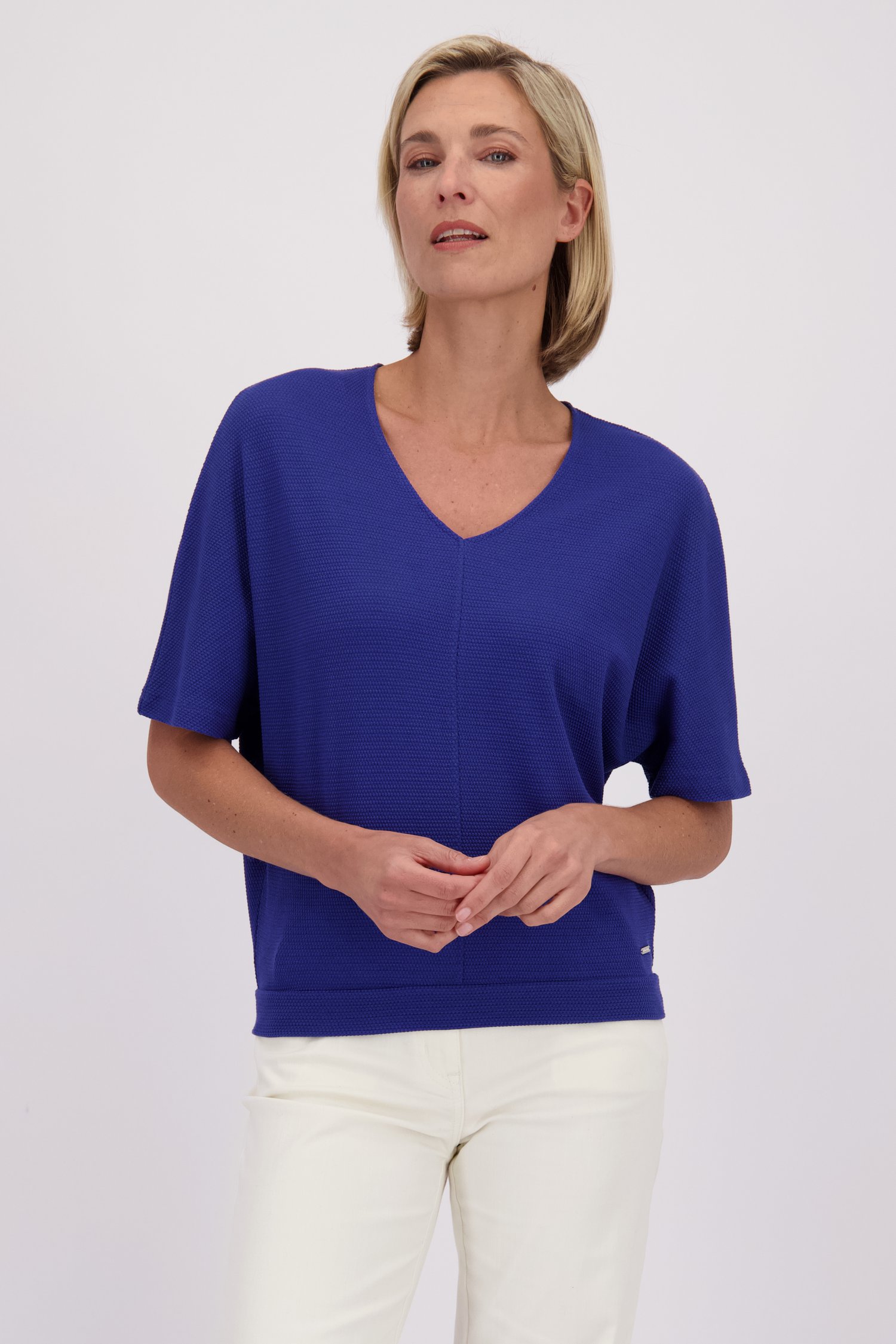 Le devant de T-shirt bleu à texture de Claude Arielle pour Femmes