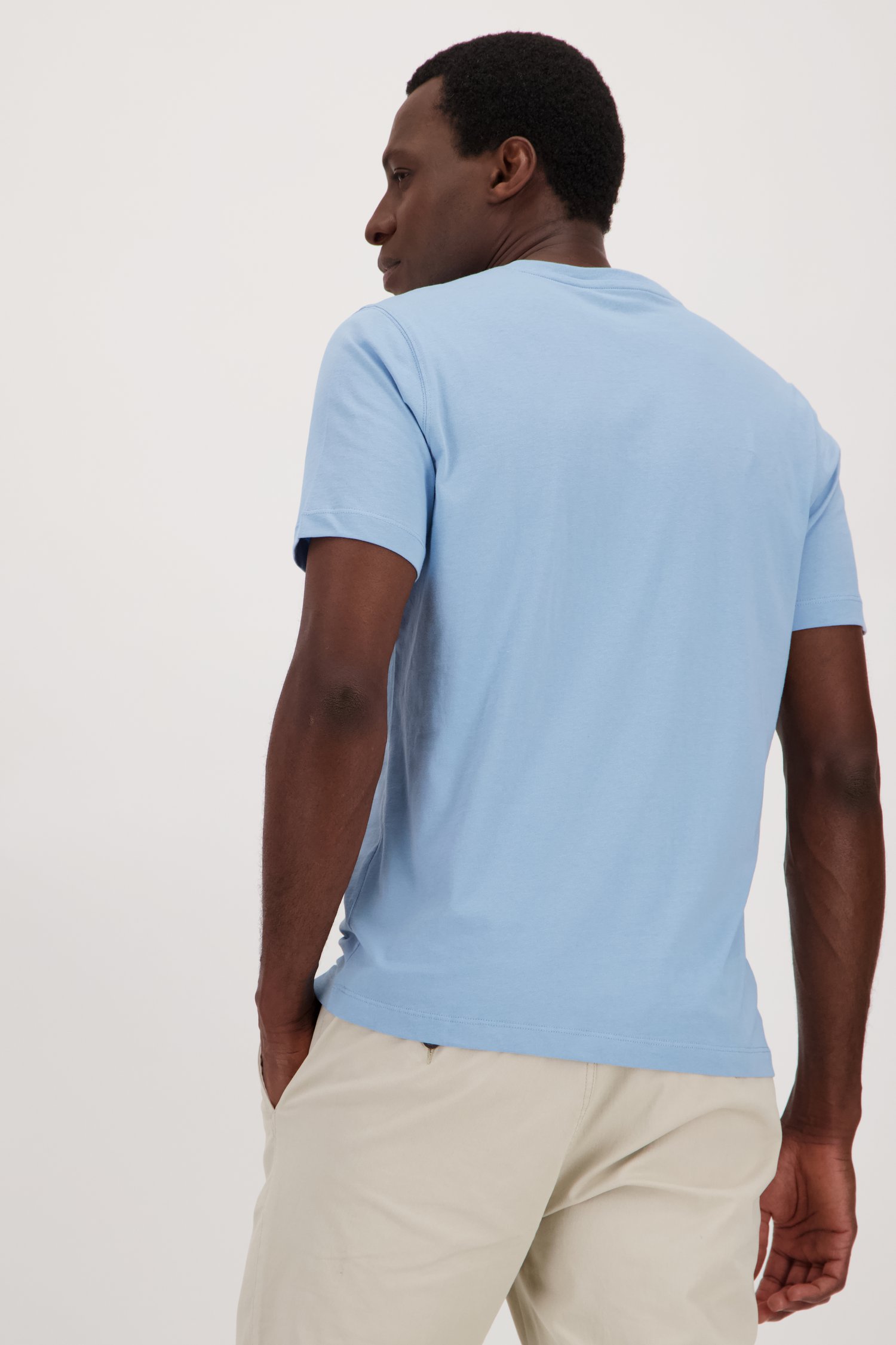 T-shirt bleu clair à col en V de Ravøtt pour Hommes