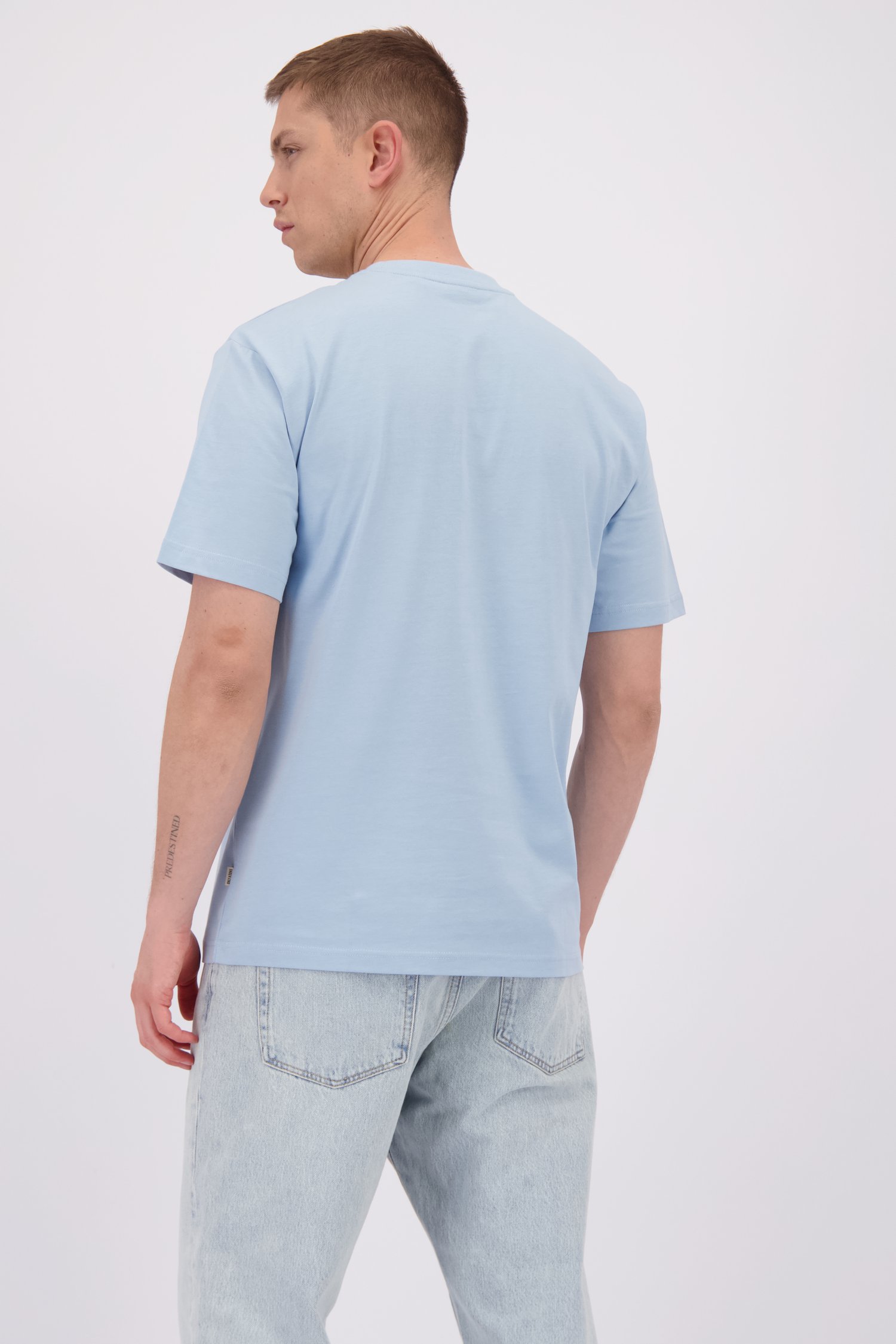 Le dos de T-shirt bleu clair à col rond de Only & Sons pour Hommes