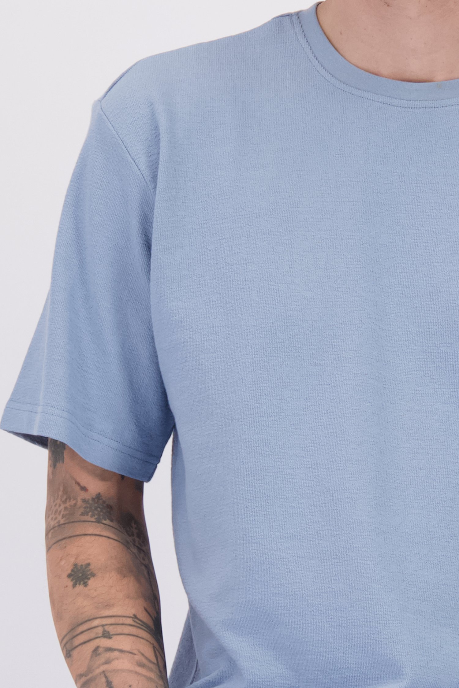 Détail de T-shirt bleu clair de Ravøtt pour Hommes