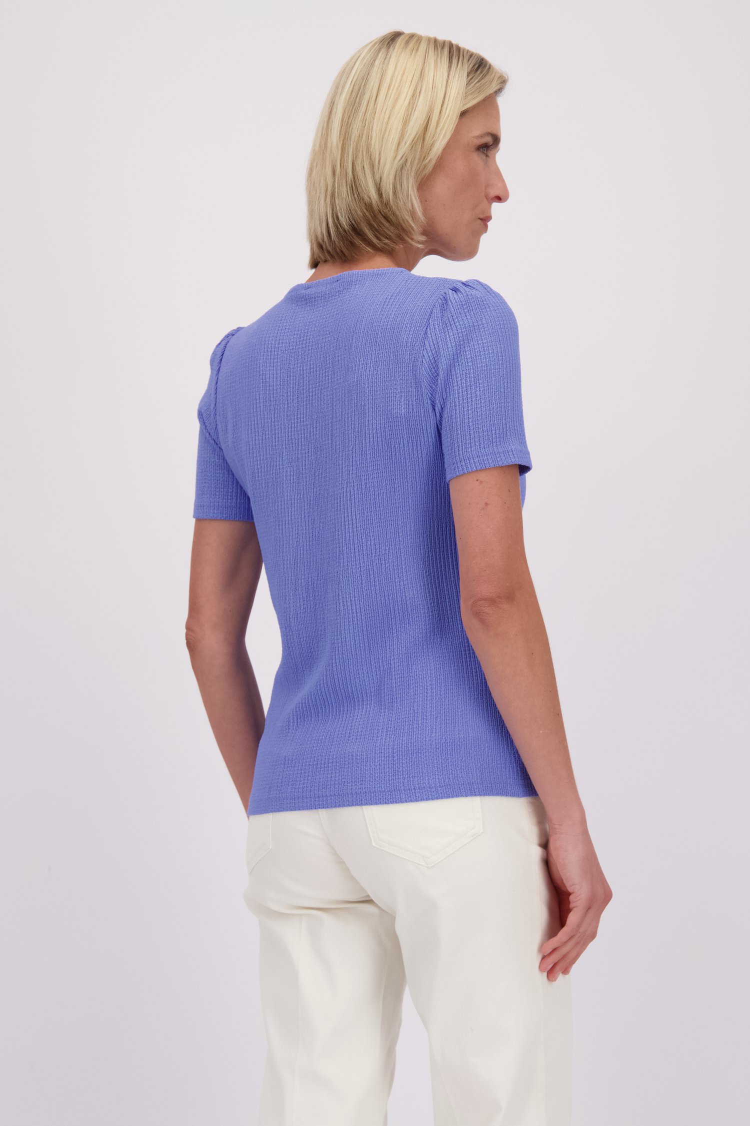 Le dos de T-shirt bleu en tissu texturé de Claude Arielle pour Femmes