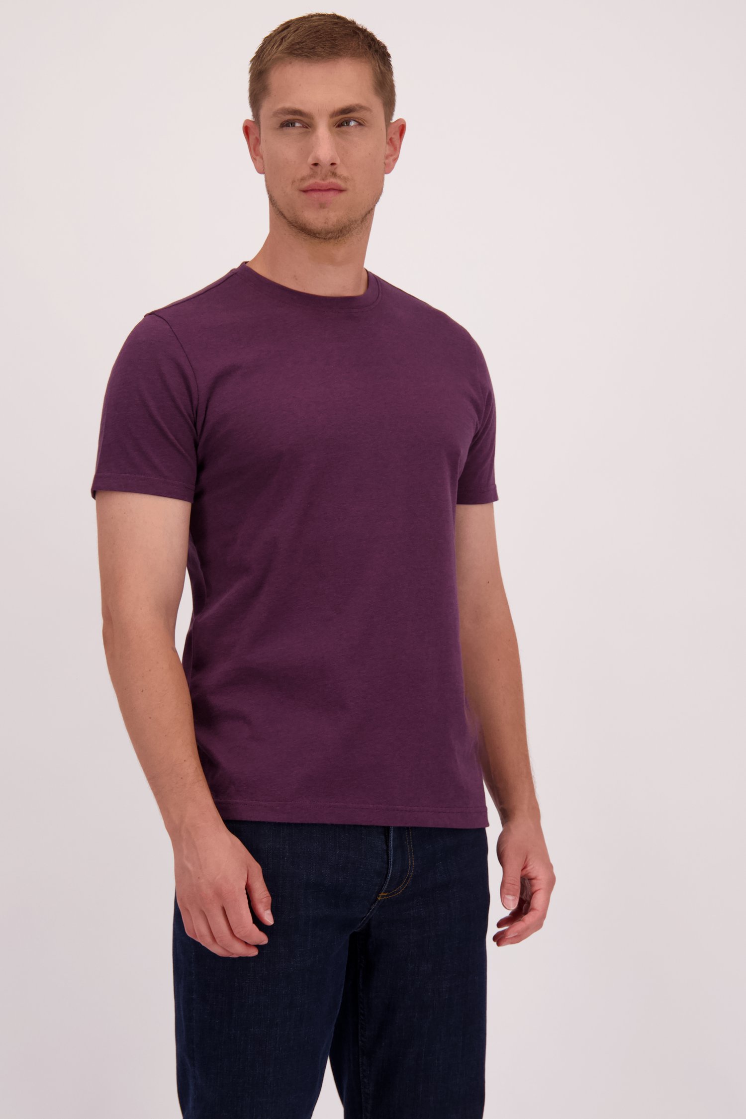Le devant de T-shirt bordeaux à fines rayures  de Casual Five pour Hommes