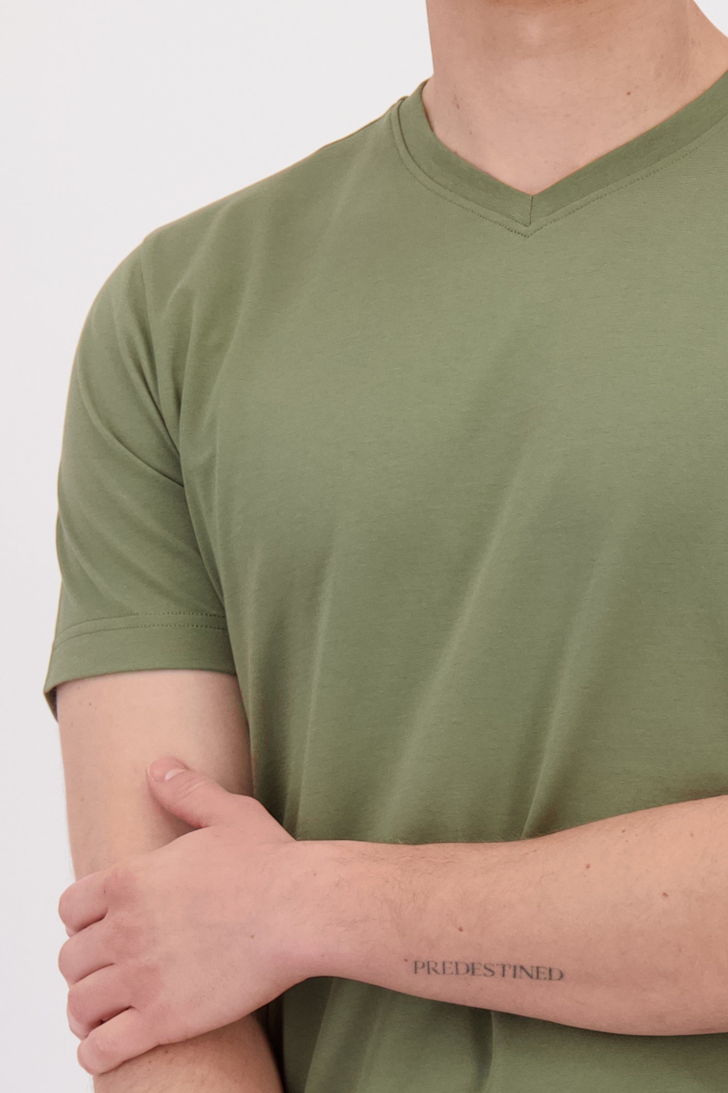 Détail de T-shirt gris en coton à col en V de Liberty Island pour Hommes