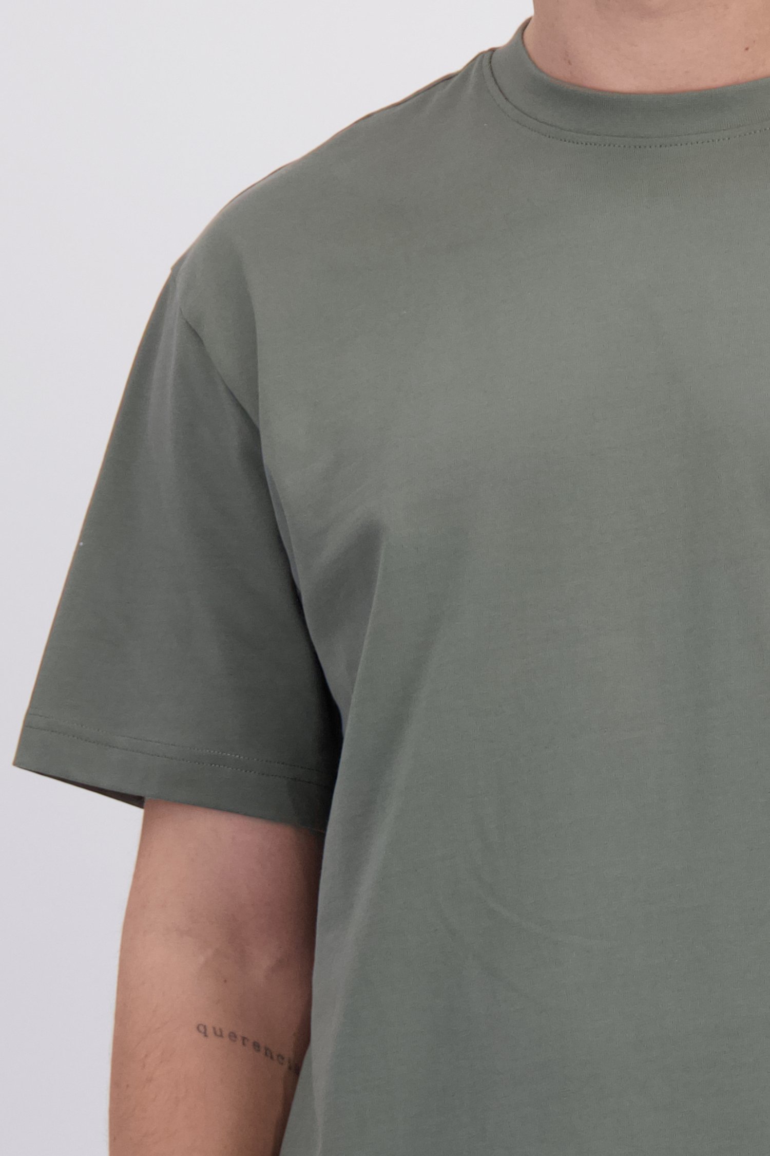 Détail de T-shirt gris-vert à col rond de Only & Sons pour Hommes