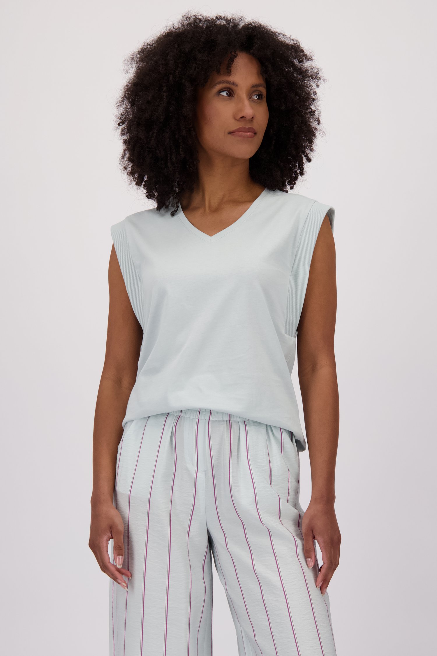 T-shirt pastel turquoise à col en V de Louise pour Femmes