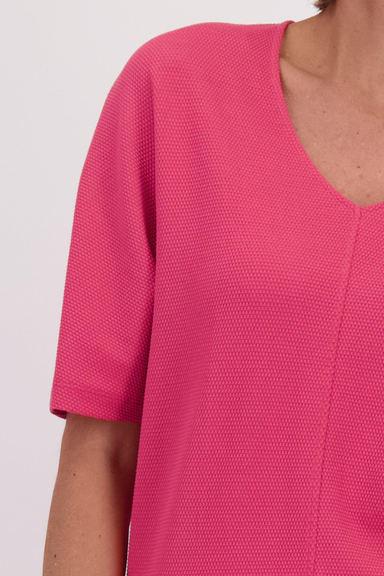 Détail de T-shirt rose à texture de Claude Arielle pour Femmes