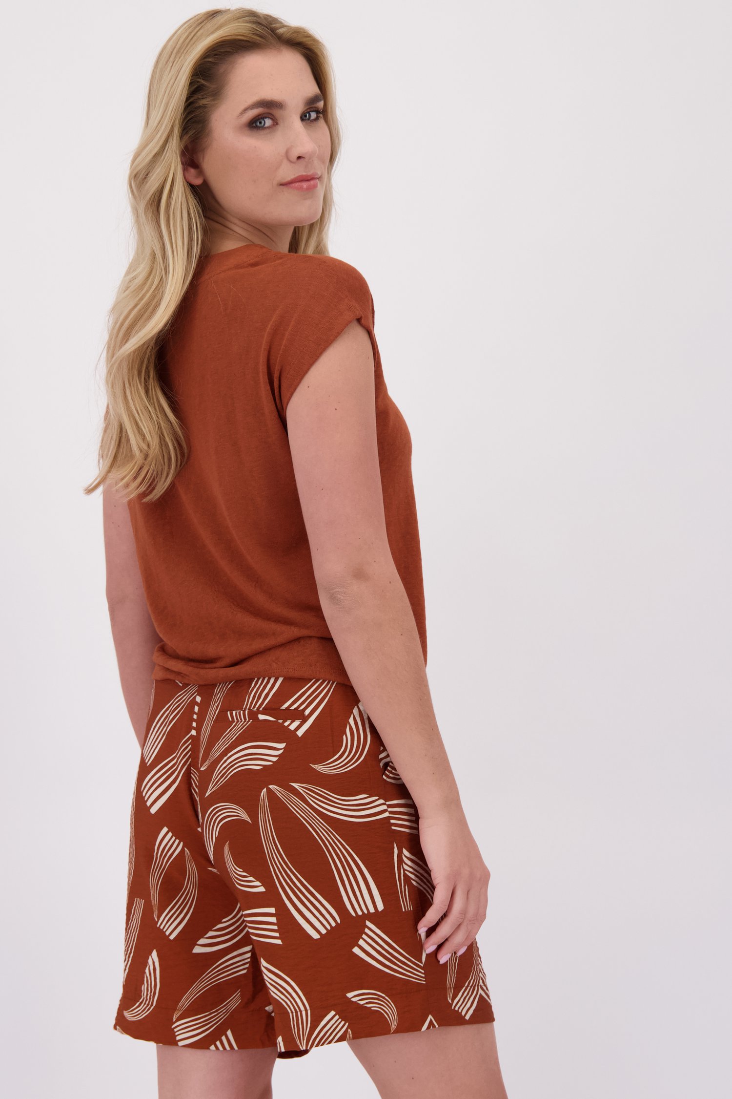 Le dos de T-shirt rouille à col en V de Liberty Loving nature pour Femmes