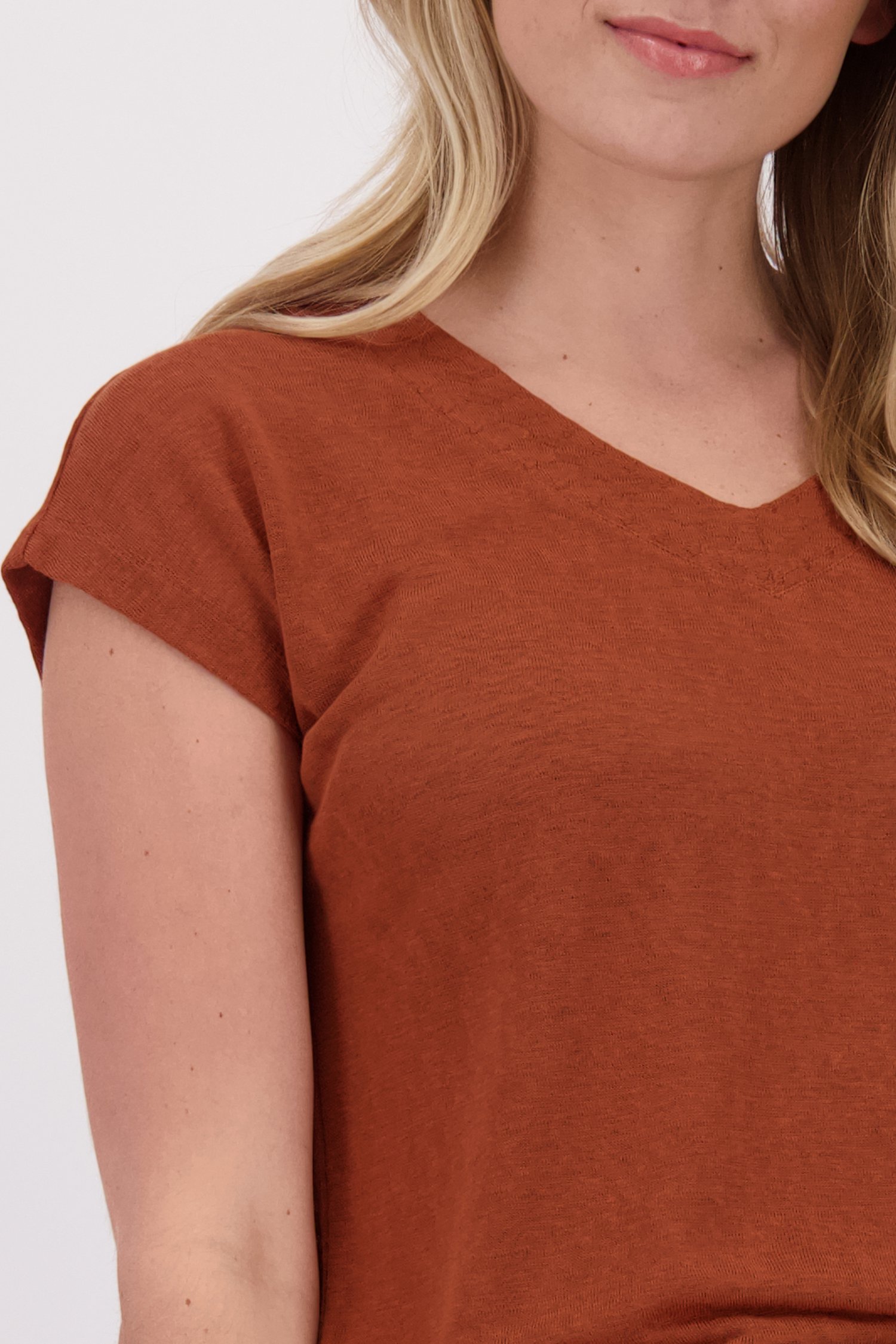 Détail de T-shirt rouille à col en V de Liberty Loving nature pour Femmes