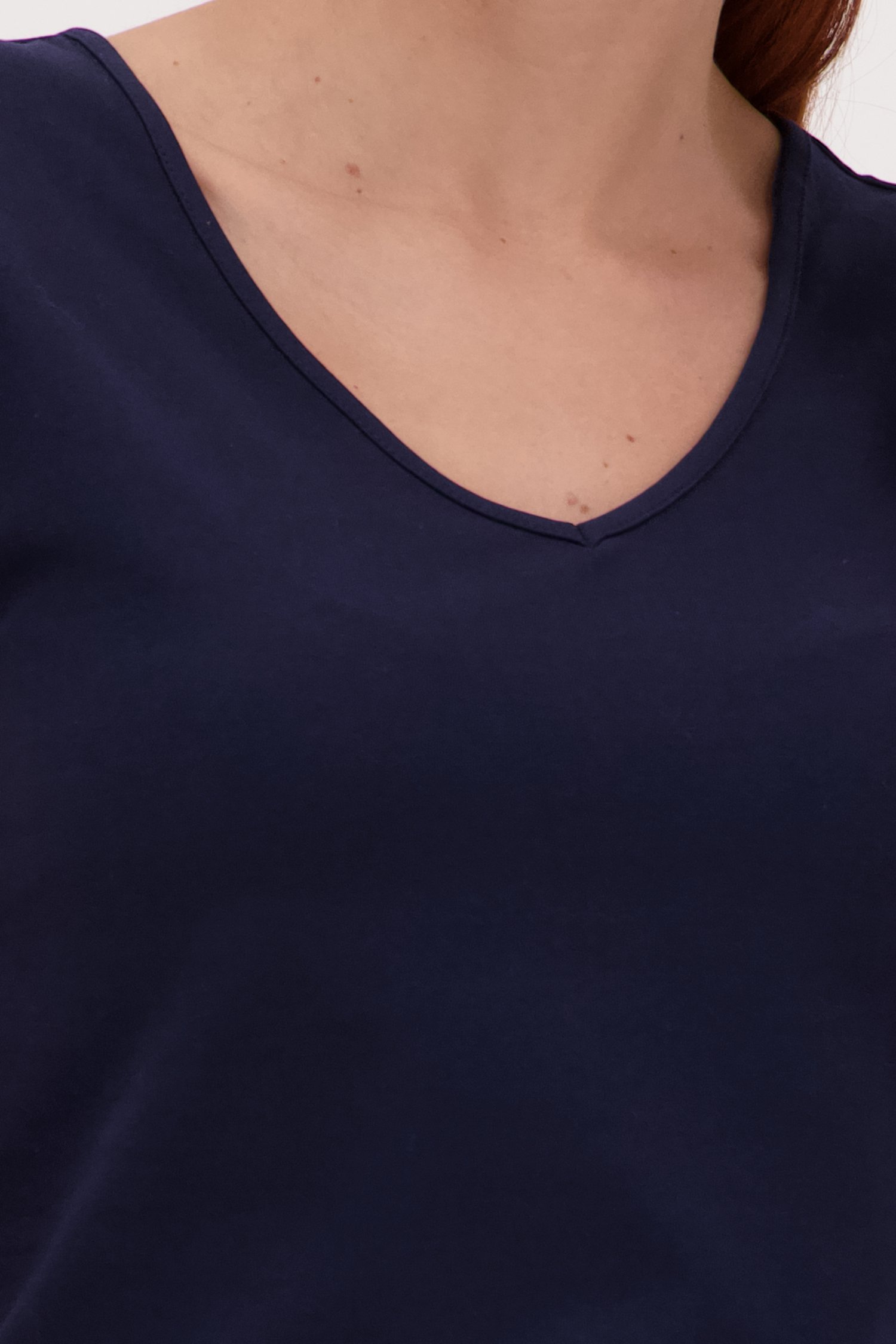 T-shirt simple marine avec col en V de Liberty Island pour Femmes