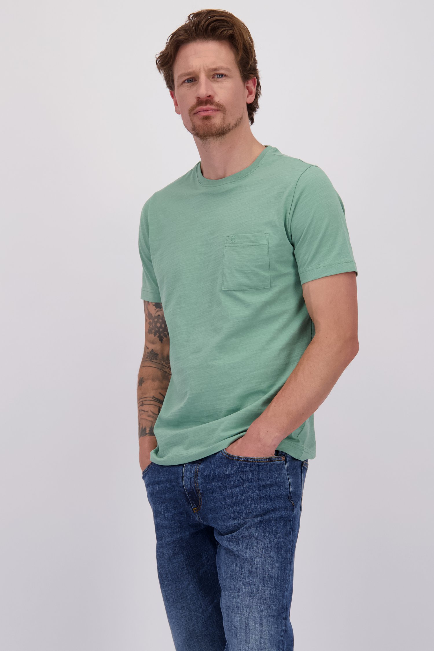 Le devant de T-shirt vert à col rond de Ravøtt pour Hommes