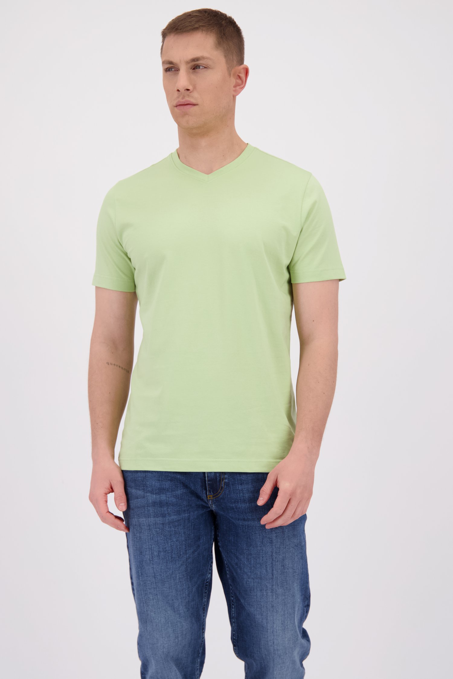 Le devant de T-shirt vert en coton à col en V de Liberty Island pour Hommes