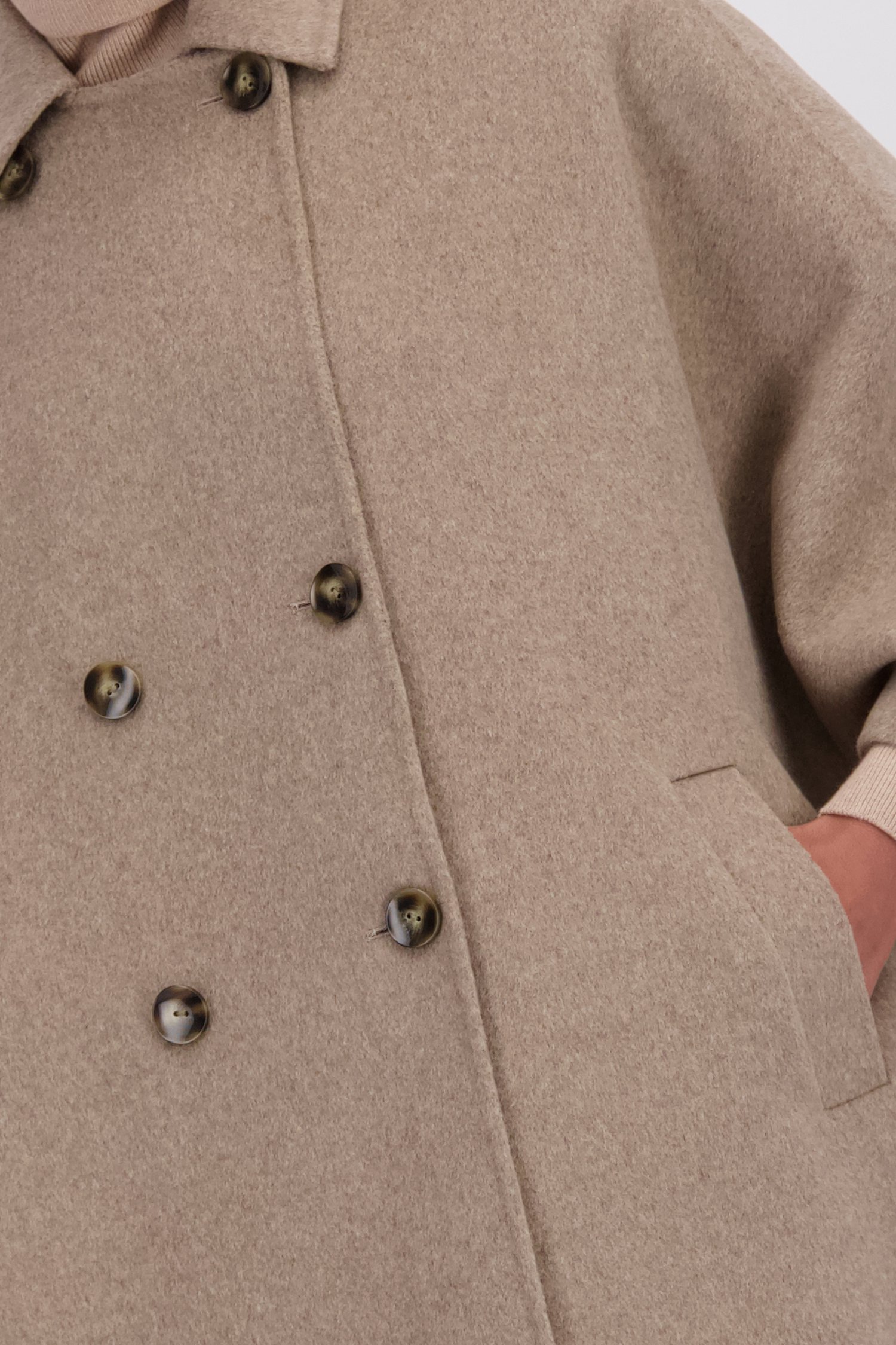 Detail van Taupe mantel met capelook door D'Auvry voor Dames