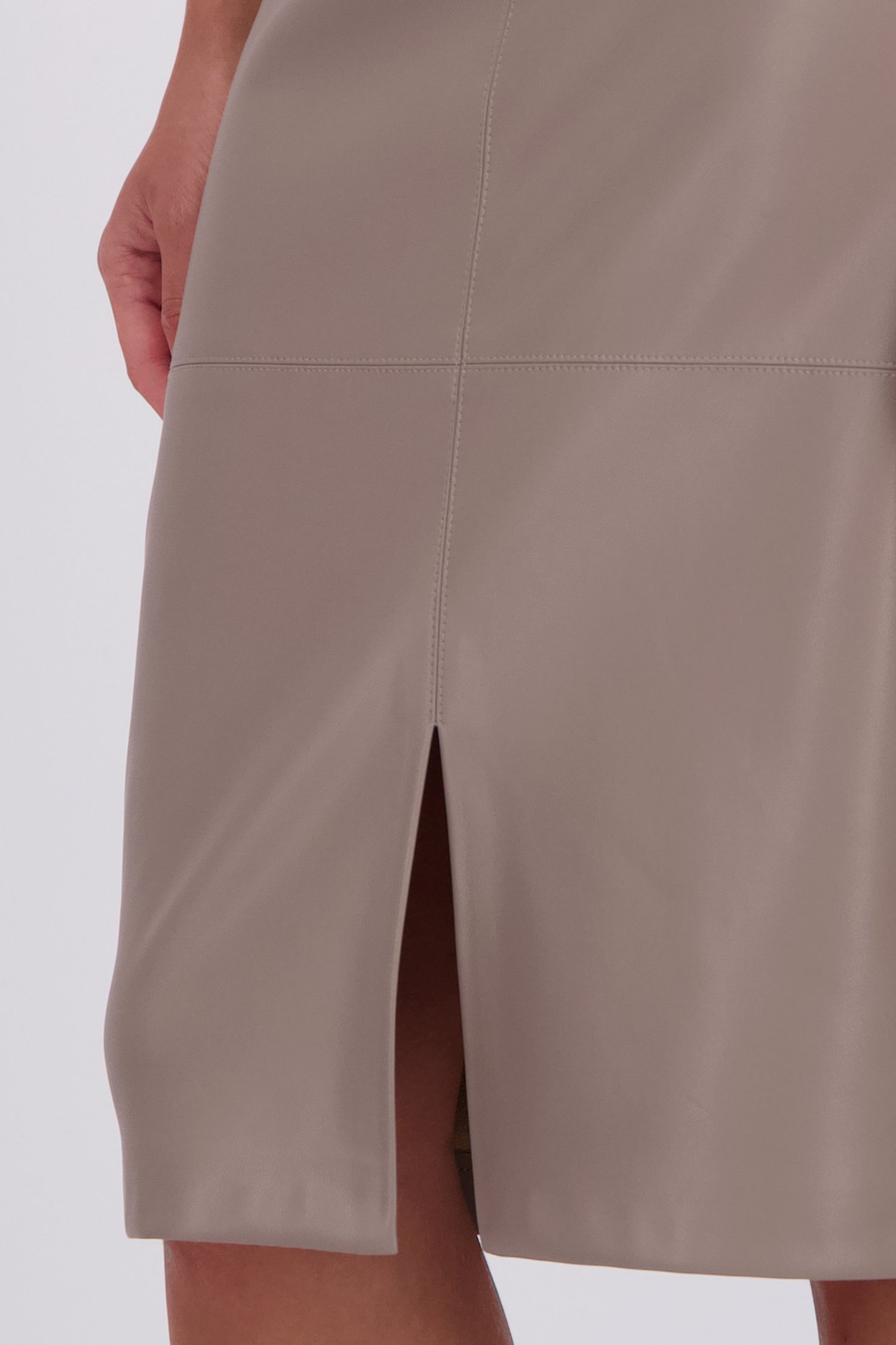 Detail van Taupe midirok met leather look door D'Auvry voor Dames