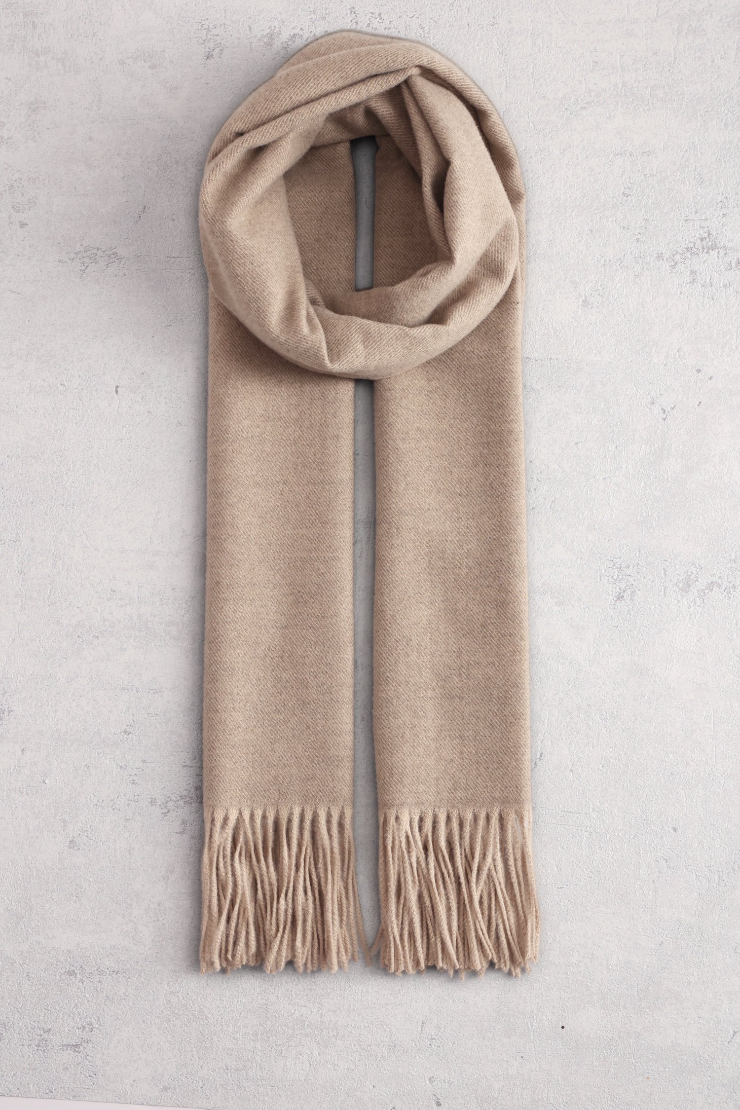 Voorkant van Taupe sjaal met franjes  door Modeno voor Dames