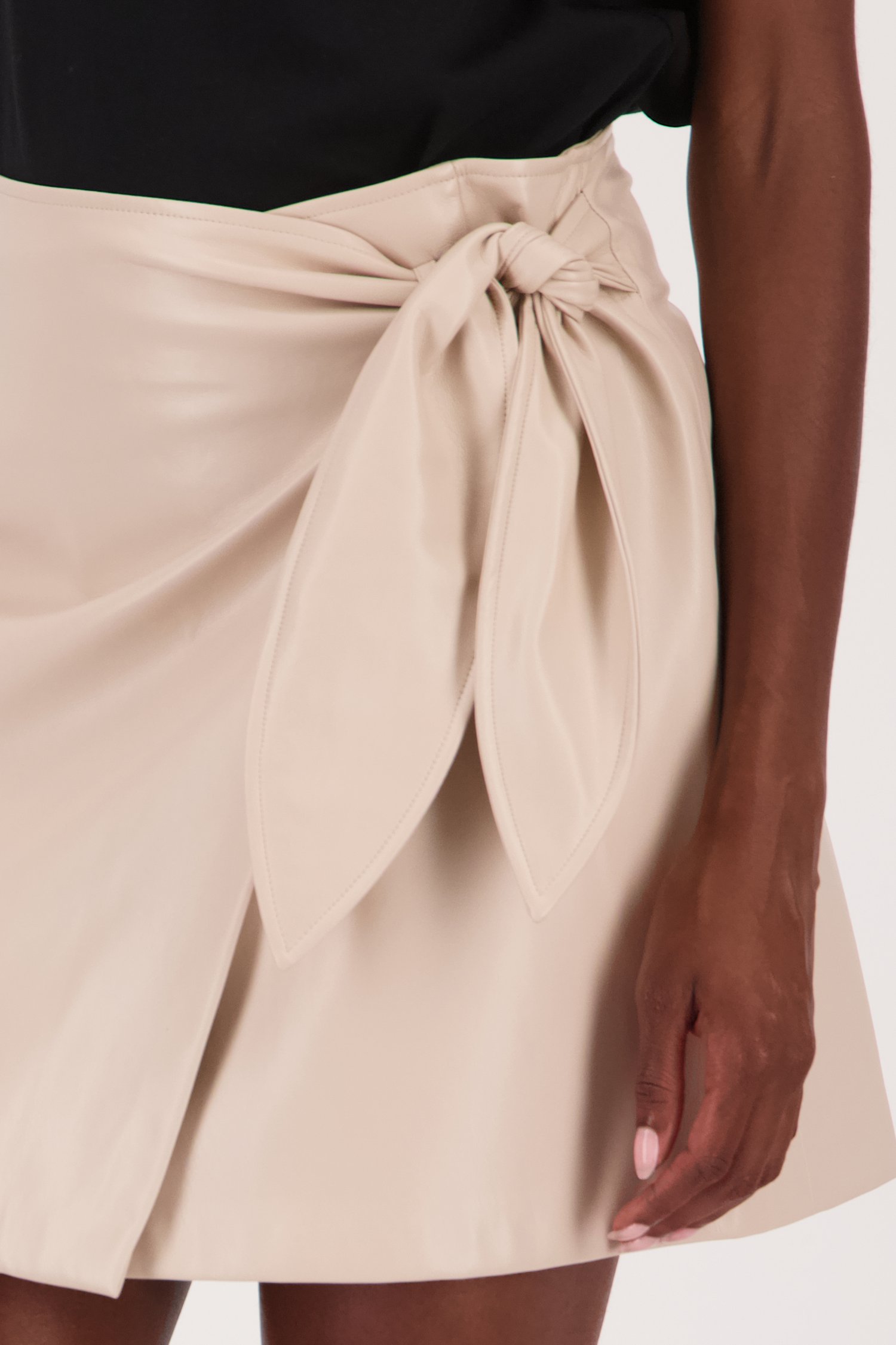 Taupe wikkelrok in leather look van Louise voor Dames