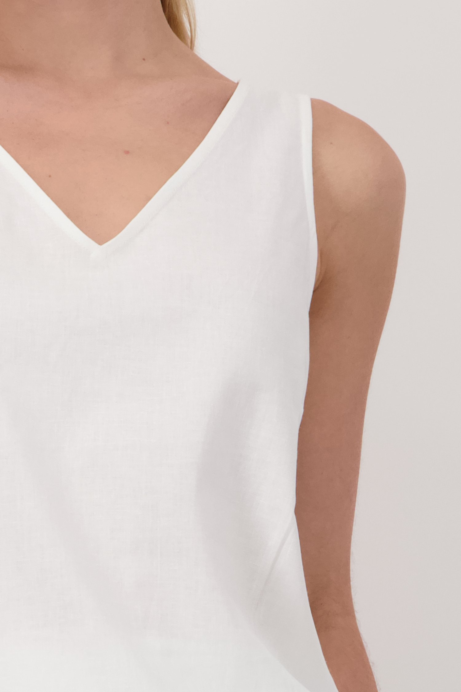 Top blanc sans manches avec col en V et dos ouvert de Liberty Island pour Femmes