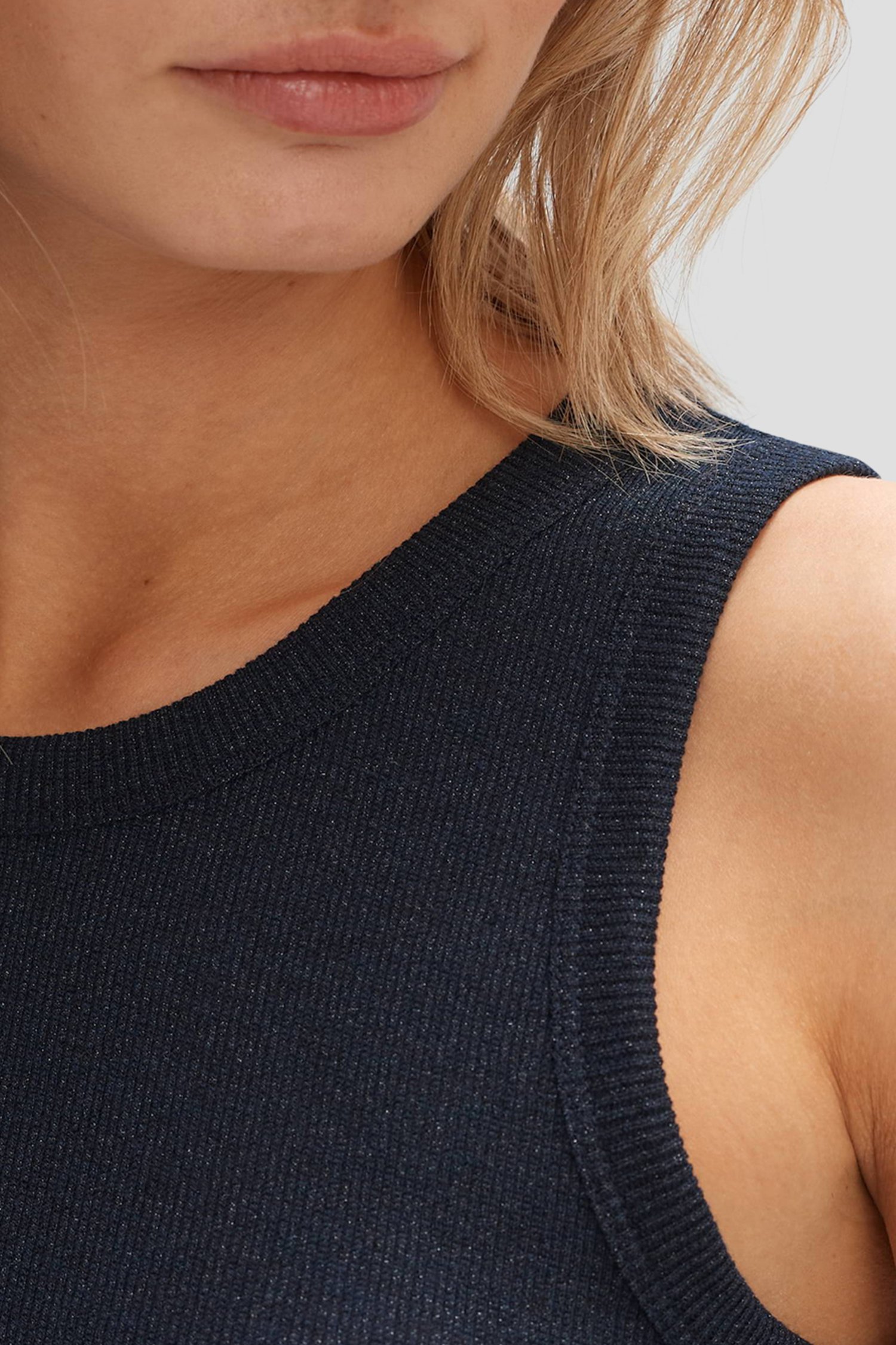 Détail de Top bleu foncé avec fil brillant de Opus pour Femmes