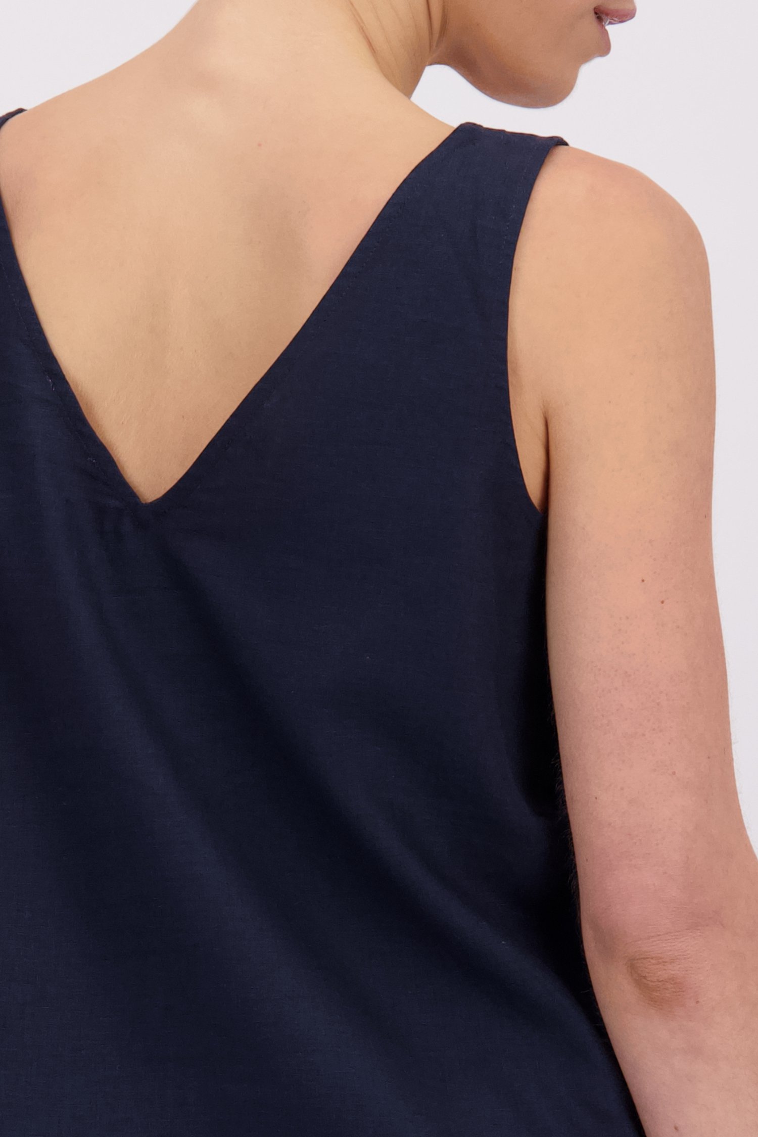 Détail de Top bleu marine en lin à double encolure en V de Liberty Island pour Femmes