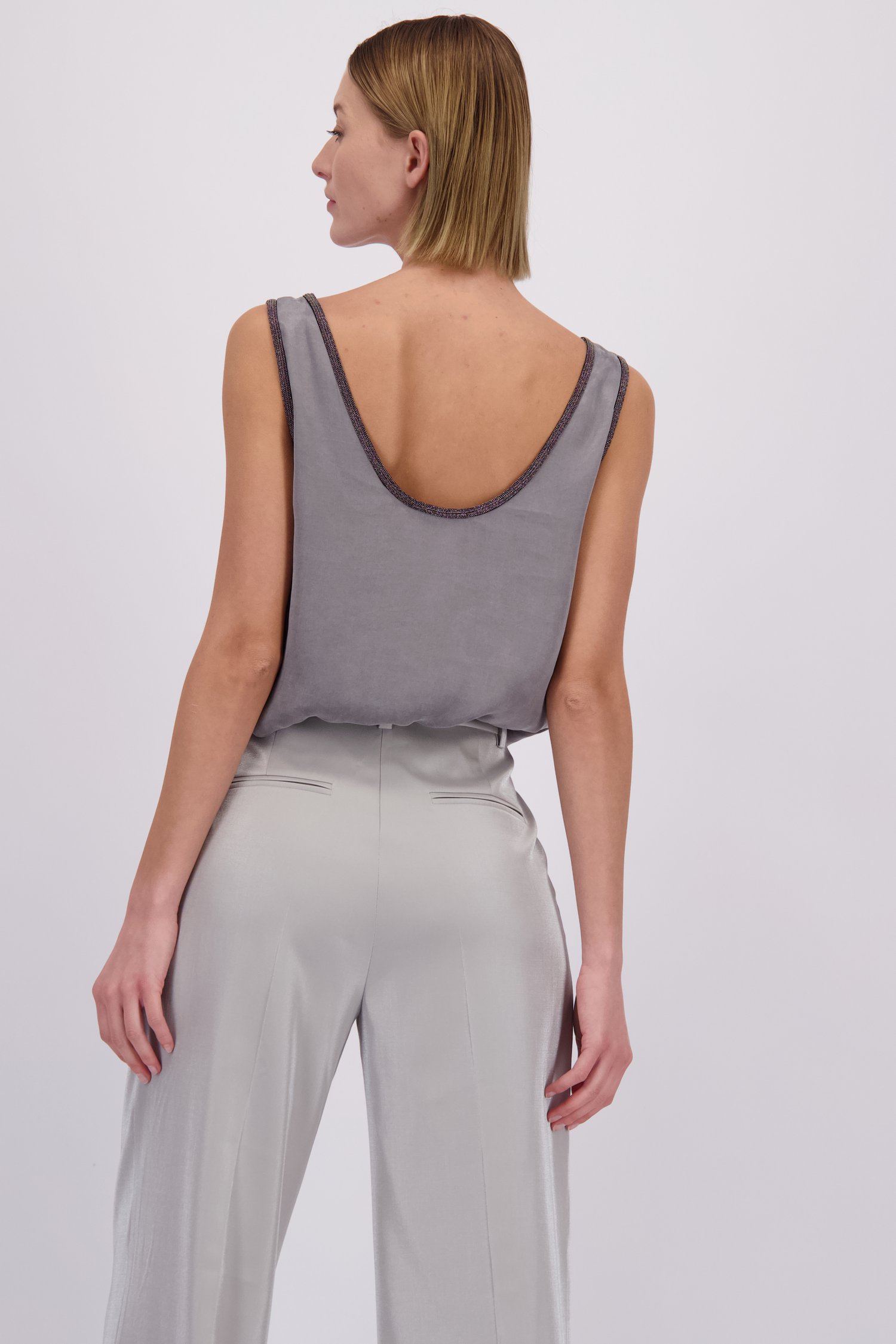 Le dos de Top gris sans manches de D'Auvry Studio pour Femmes