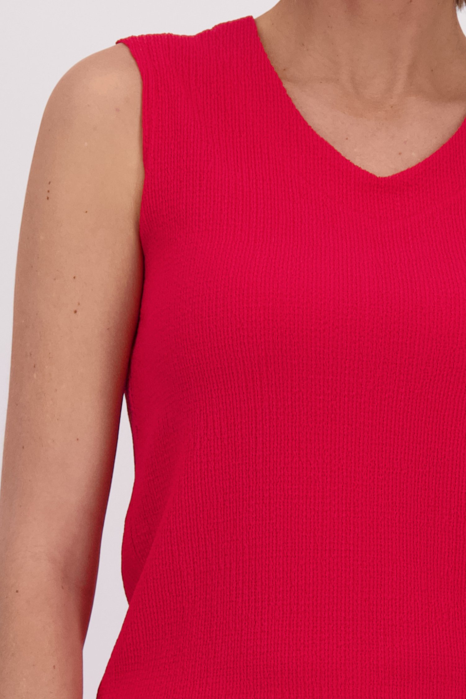 Détail de Top rouge en tissu structuré de Claude Arielle pour Femmes