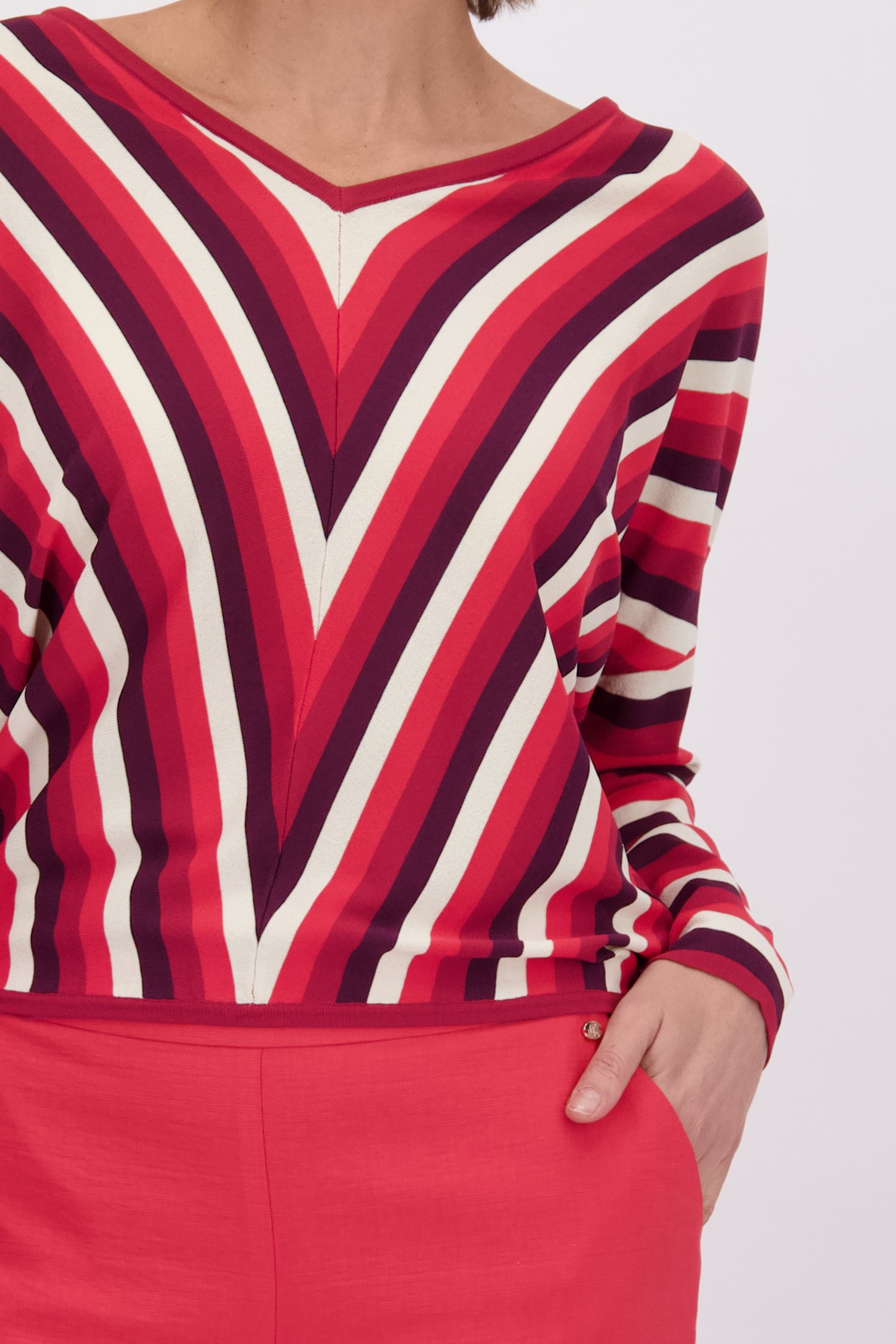 Detail van Trui met rode en bordeaux strepen door Claude Arielle voor Dames