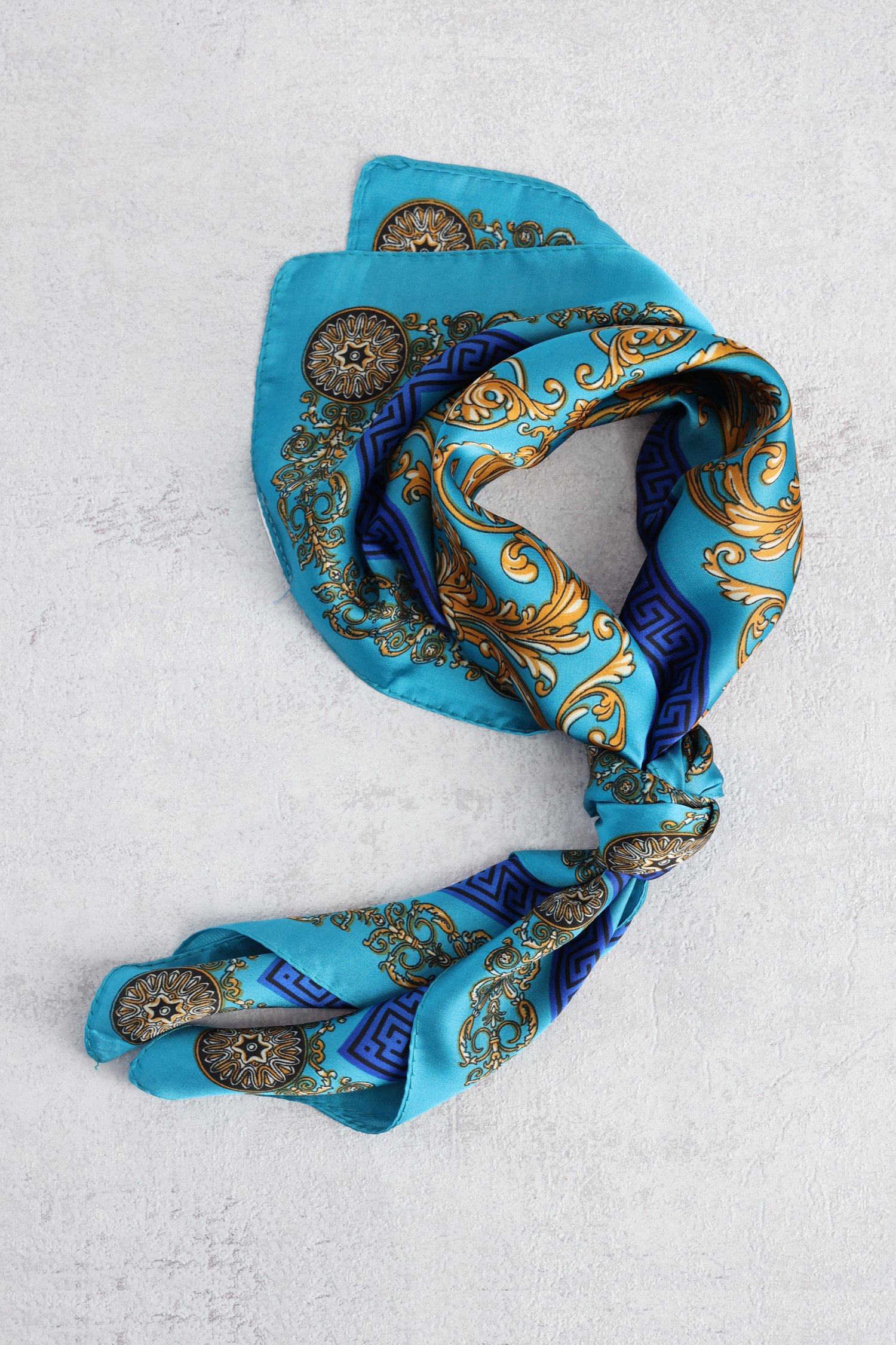 Voorkant van Turquoise sjaaltje met blauw-oranje barokmotief door Liberty Island voor Dames