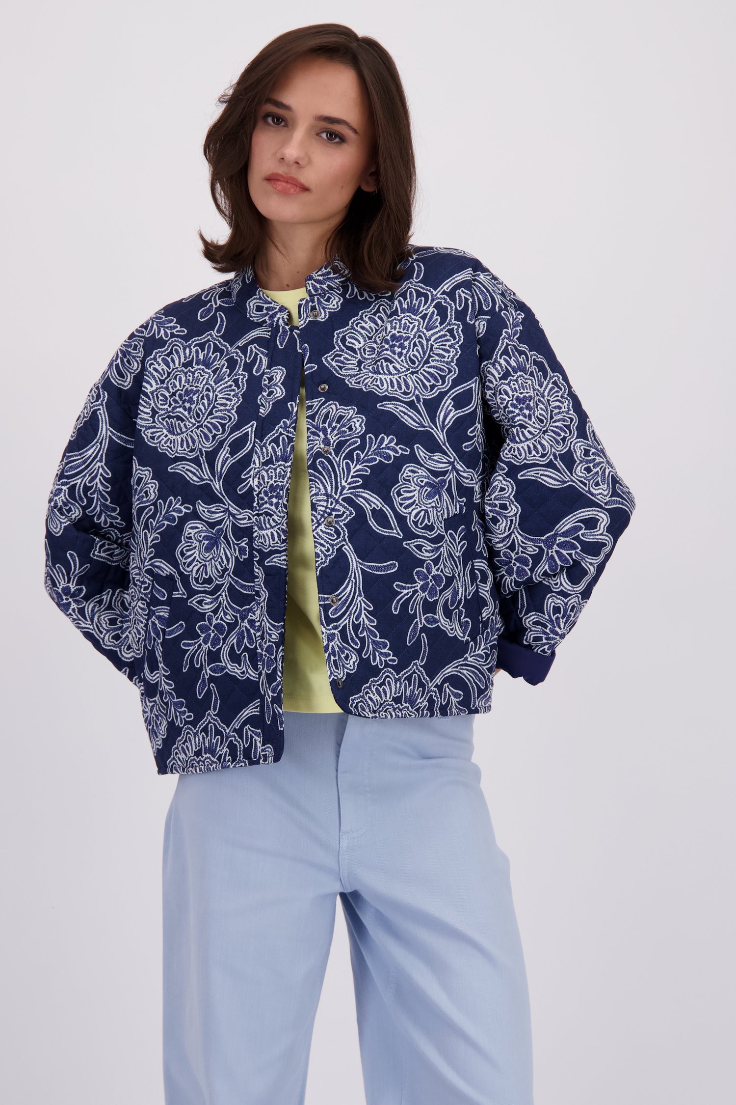 Le devant de Veste bleue à imprimé fleuri de JDY pour Femmes