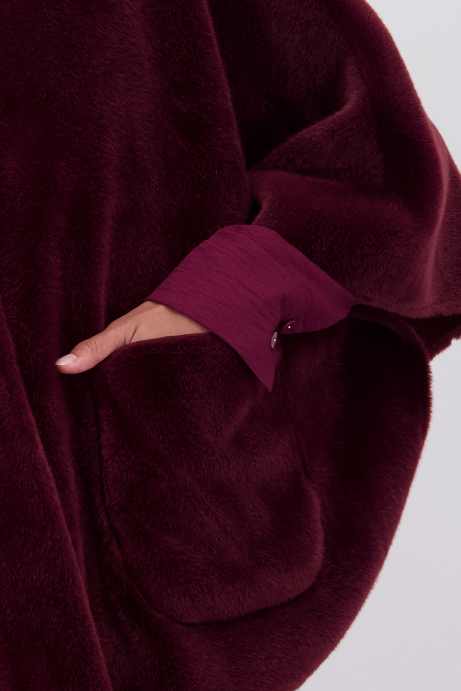 Détail de Veste bordeaux en fausse fourrure de D'Auvry pour Femmes