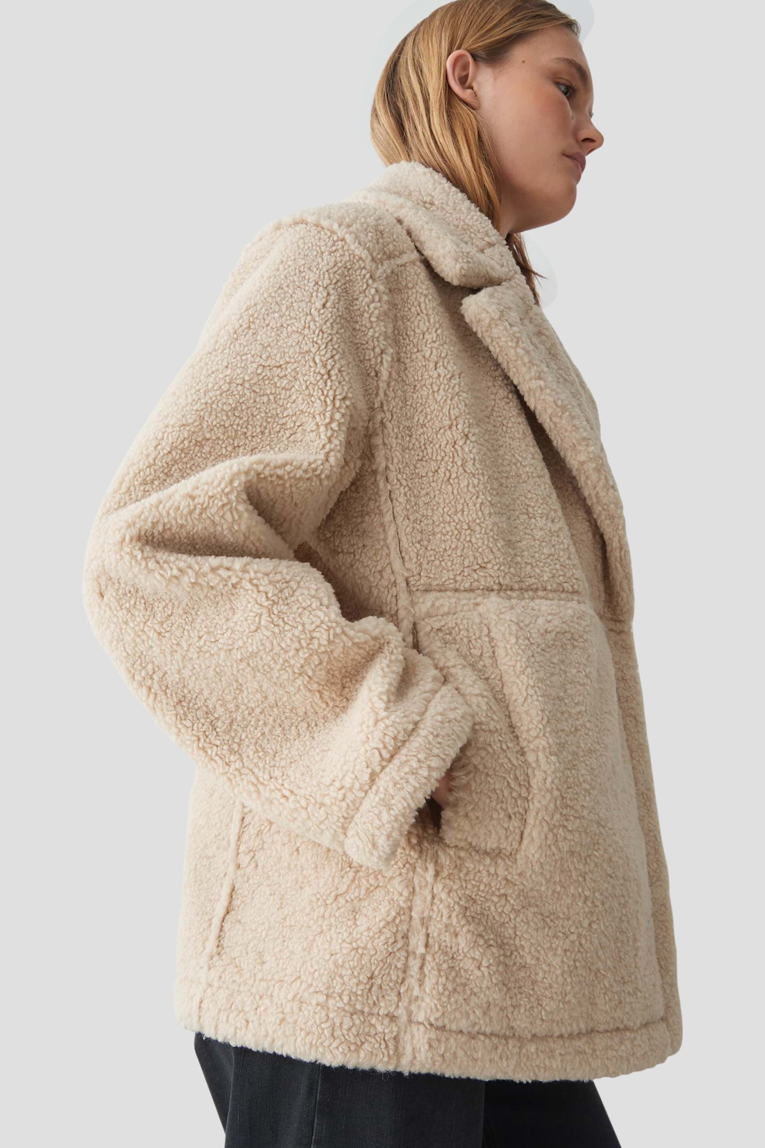 Détail de Veste courte beige en fausse fourrure  de Opus pour Femmes