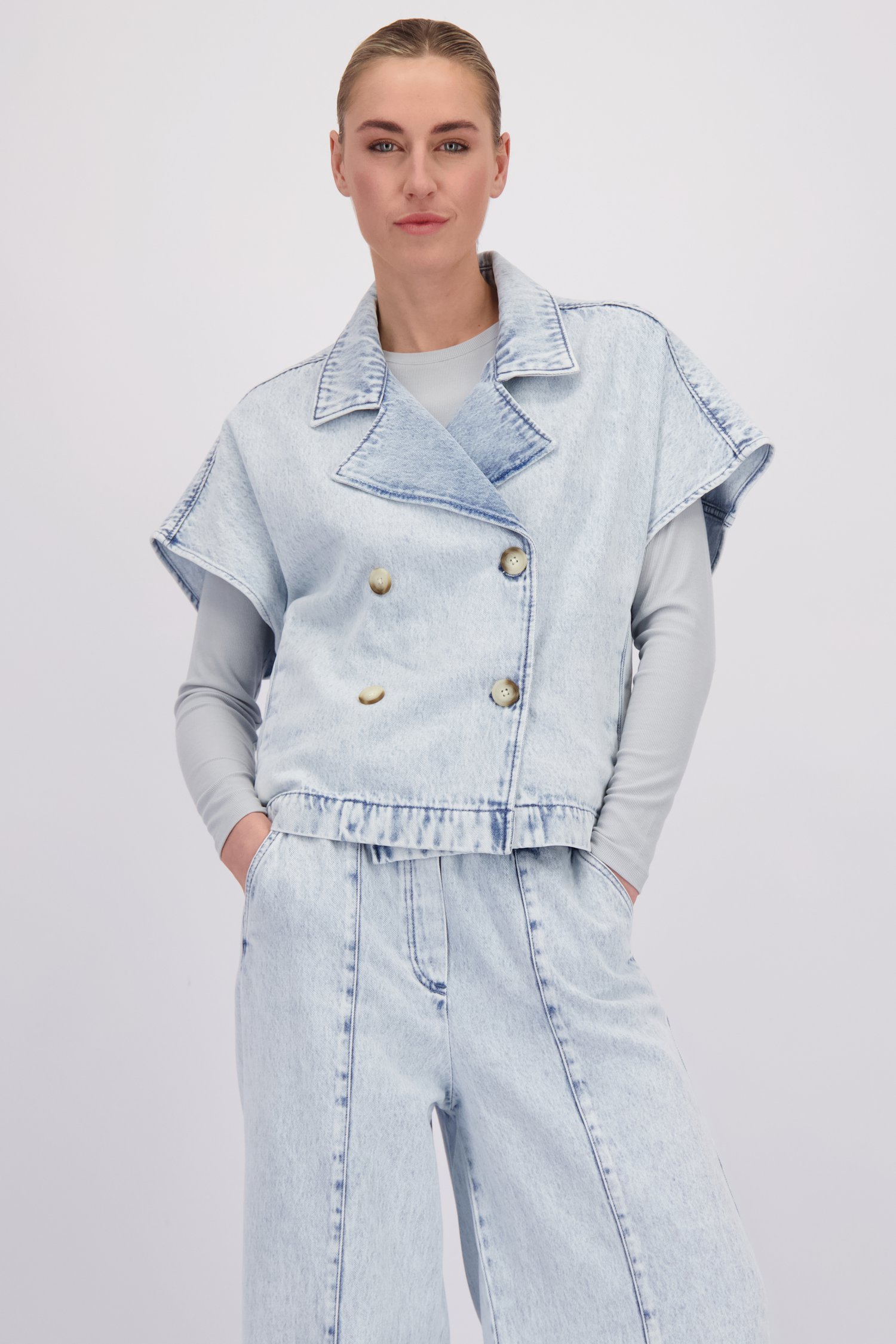 Photo supplémentaire 1 de Veste en denim bleu clair sans manches de Liberty Island Denim pour Femmes