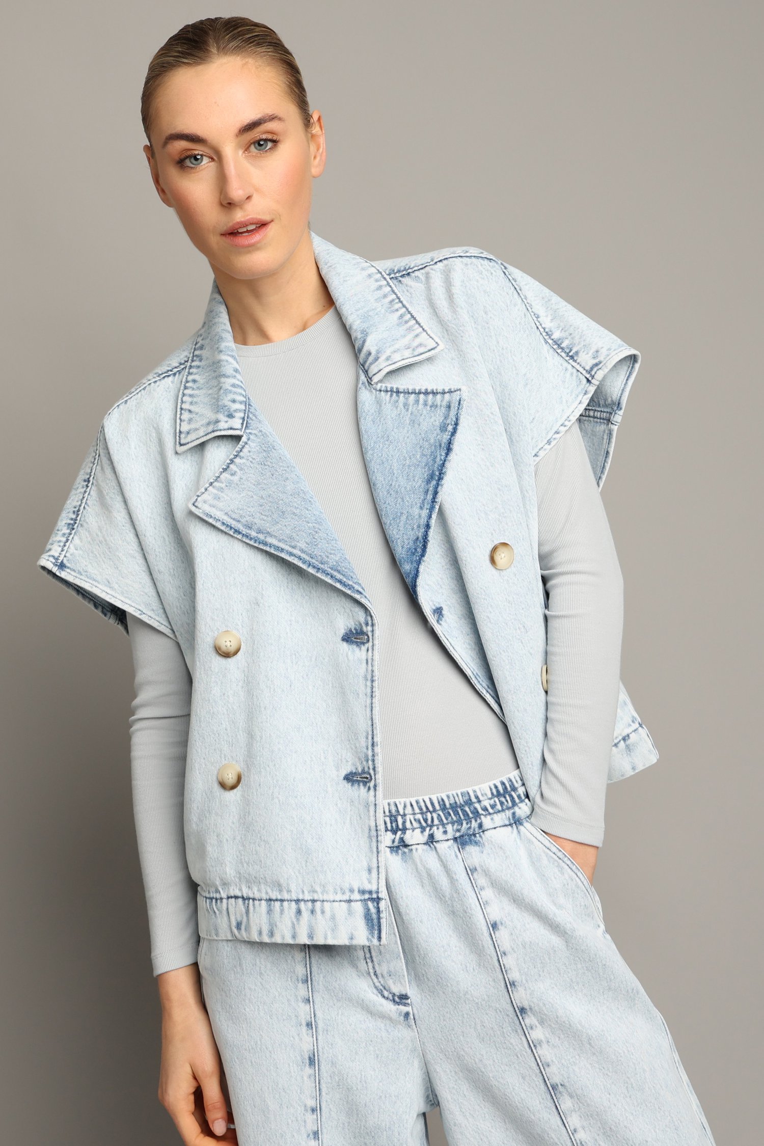 Le devant de Veste en denim bleu clair sans manches de Liberty Island Denim pour Femmes