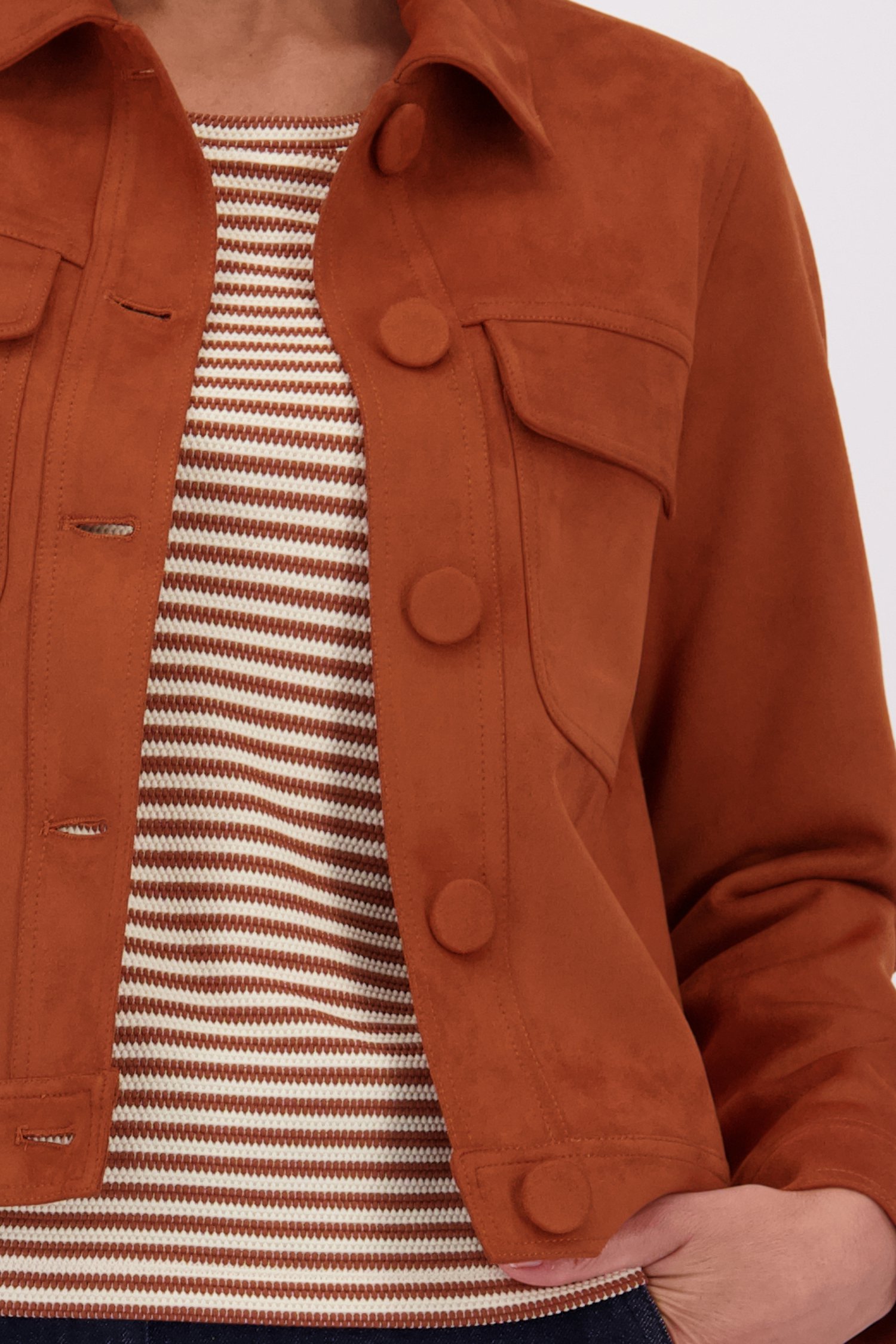 Détail de Veste en faux daim couleur rouille  de Claude Arielle pour Femmes