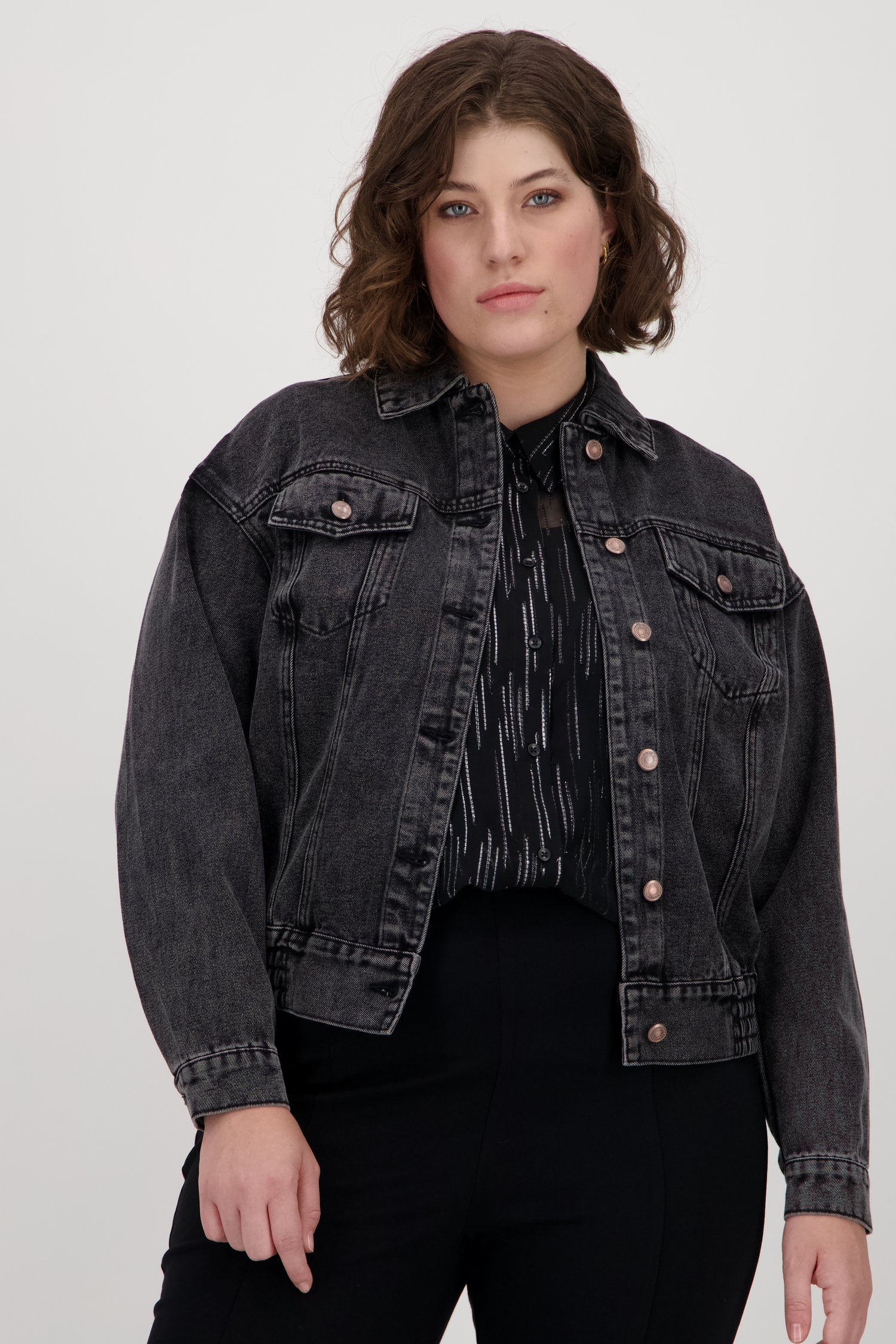Veste en jean gris foncé	 de Only Carmakoma pour Femmes