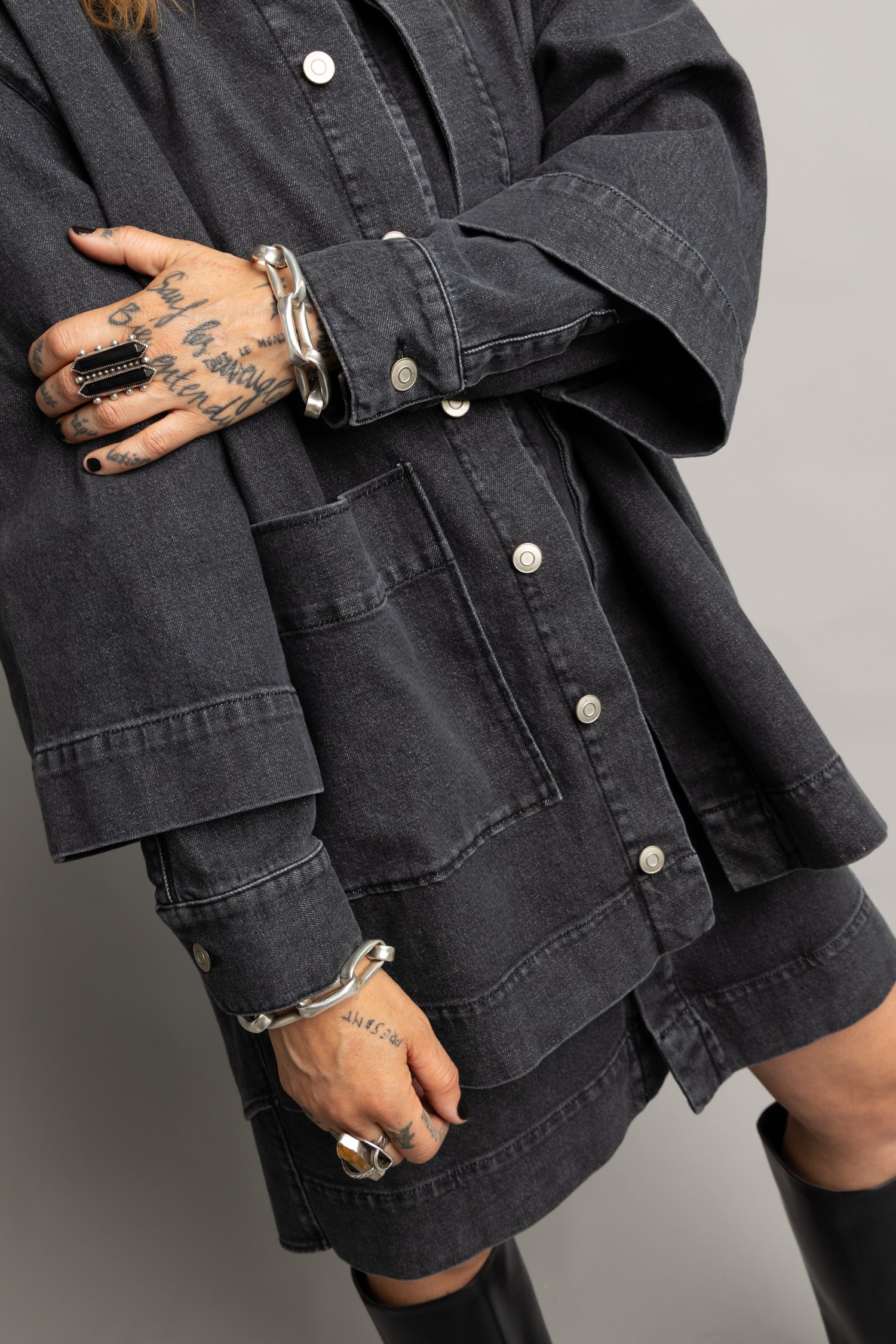 Détail de Veste en jean grise effet délavé de Murielle Victorine Scherre pour Femmes