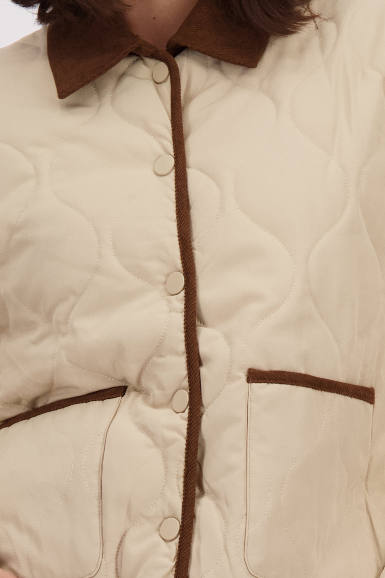 Détail de Veste matelassée beige avec finitions brunes de JDY pour Femmes