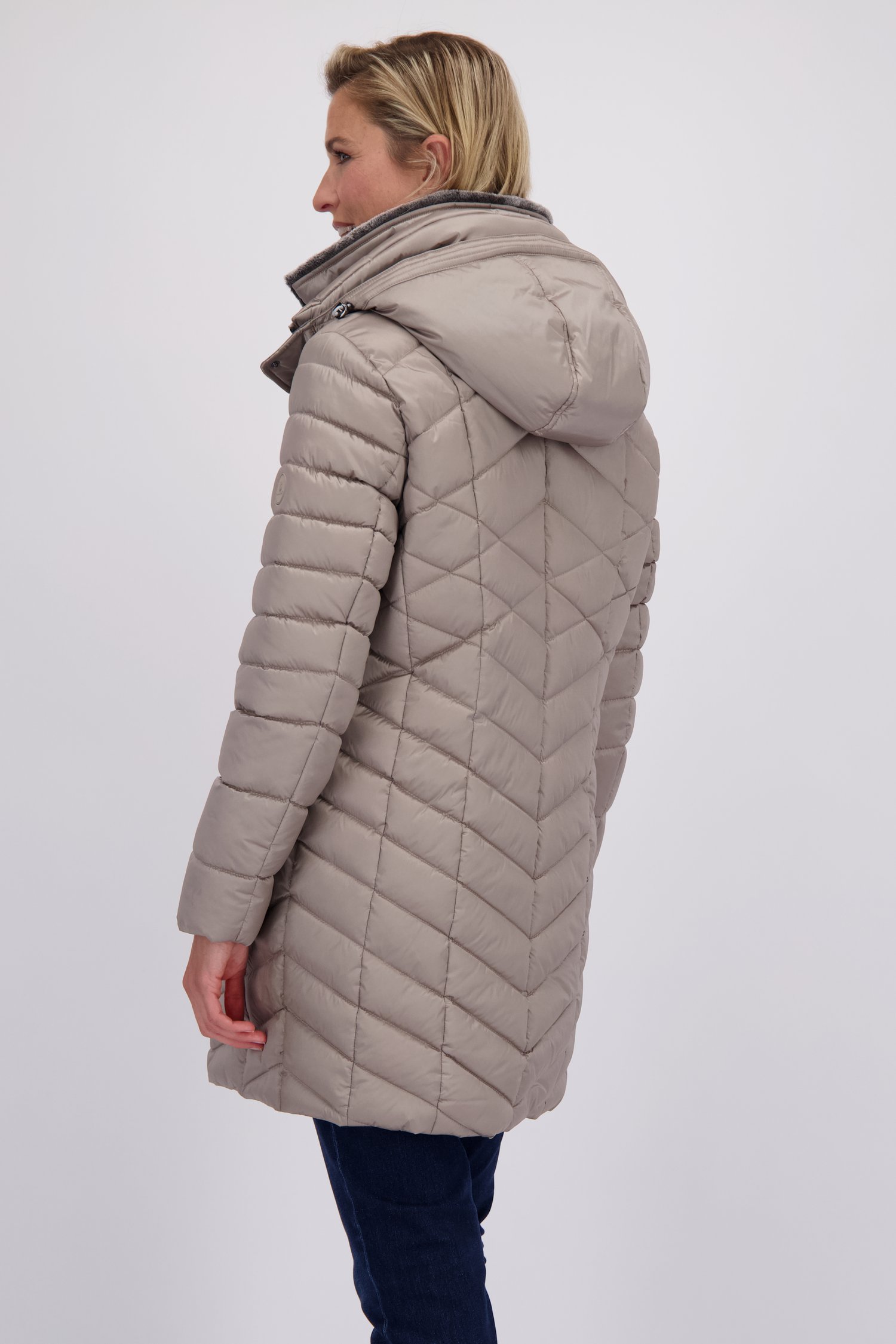 Le dos de Veste matelassée mi-longue marron clair de Barbara Lebek pour Femmes