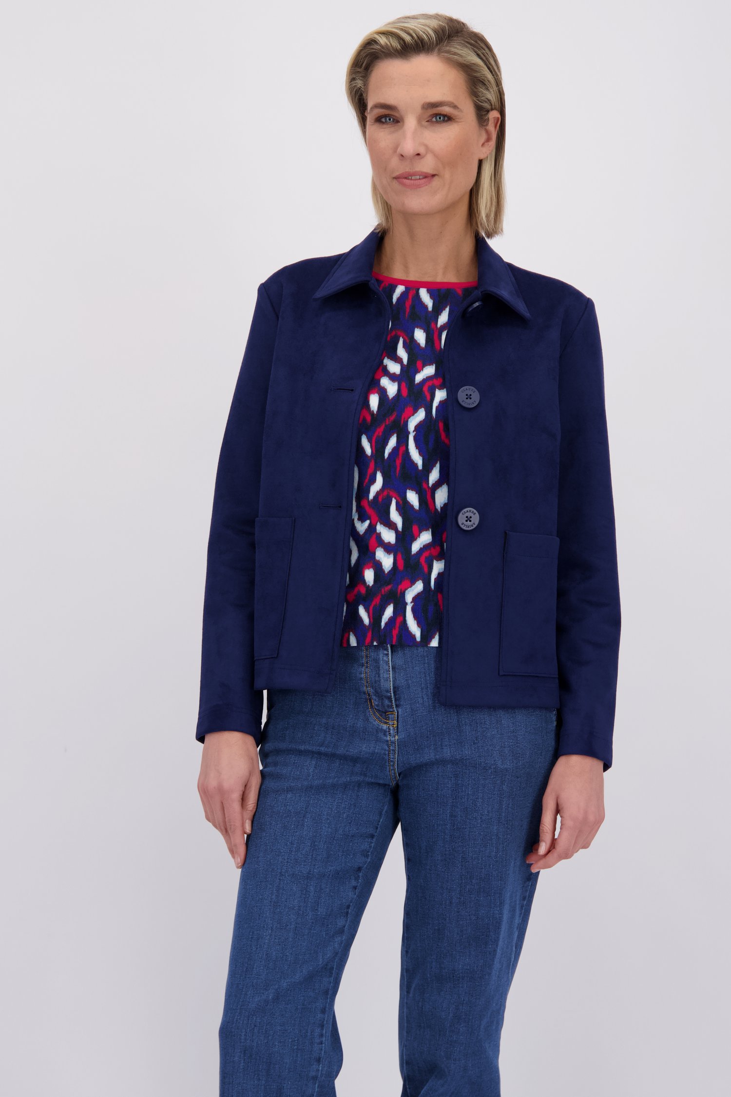 Le devant de Veste navy en effet suédé de Claude Arielle pour Femmes